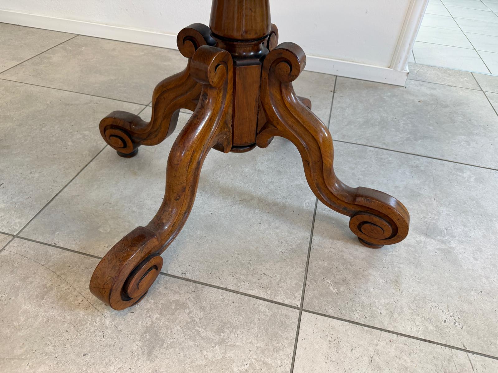OvalerSpätbiedermeier Tisch Beistelltisch Nussholz Furniert D2809