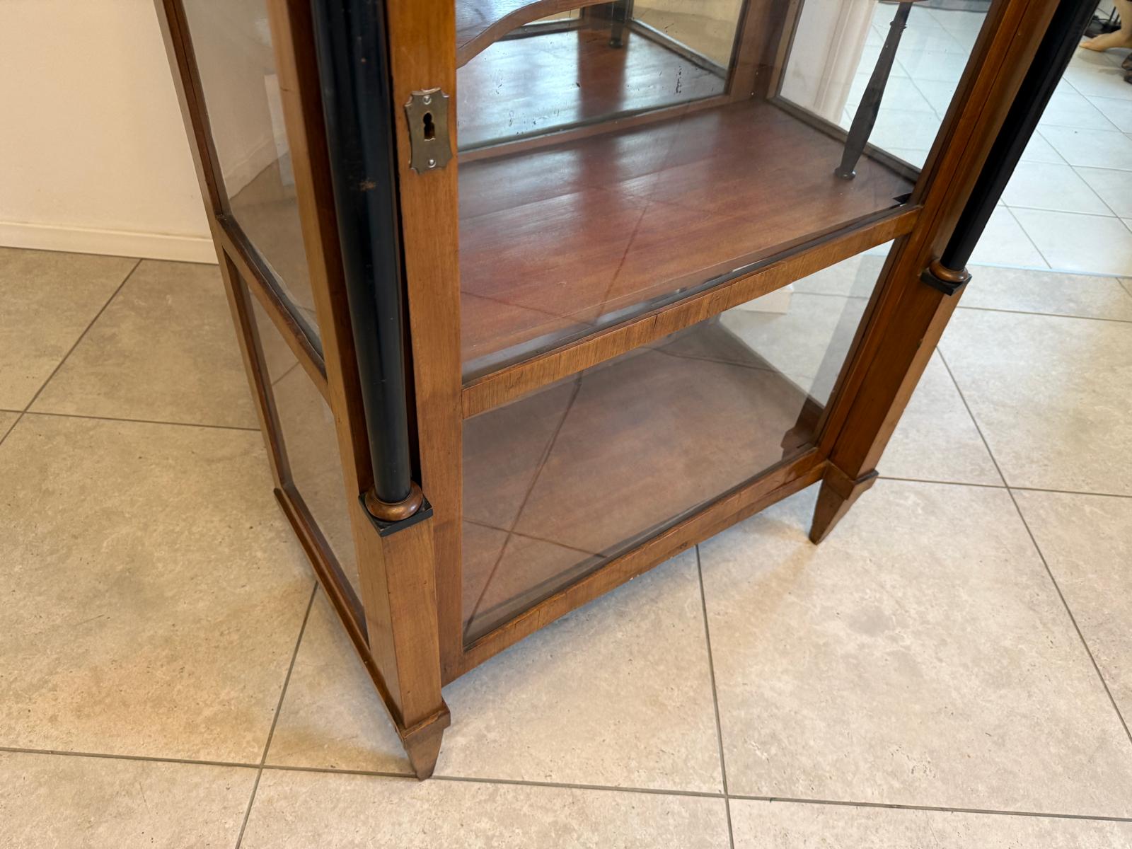 Originale Biedermeier Vitrine Bücherschrank Säulenvitrine Nussholz D1037