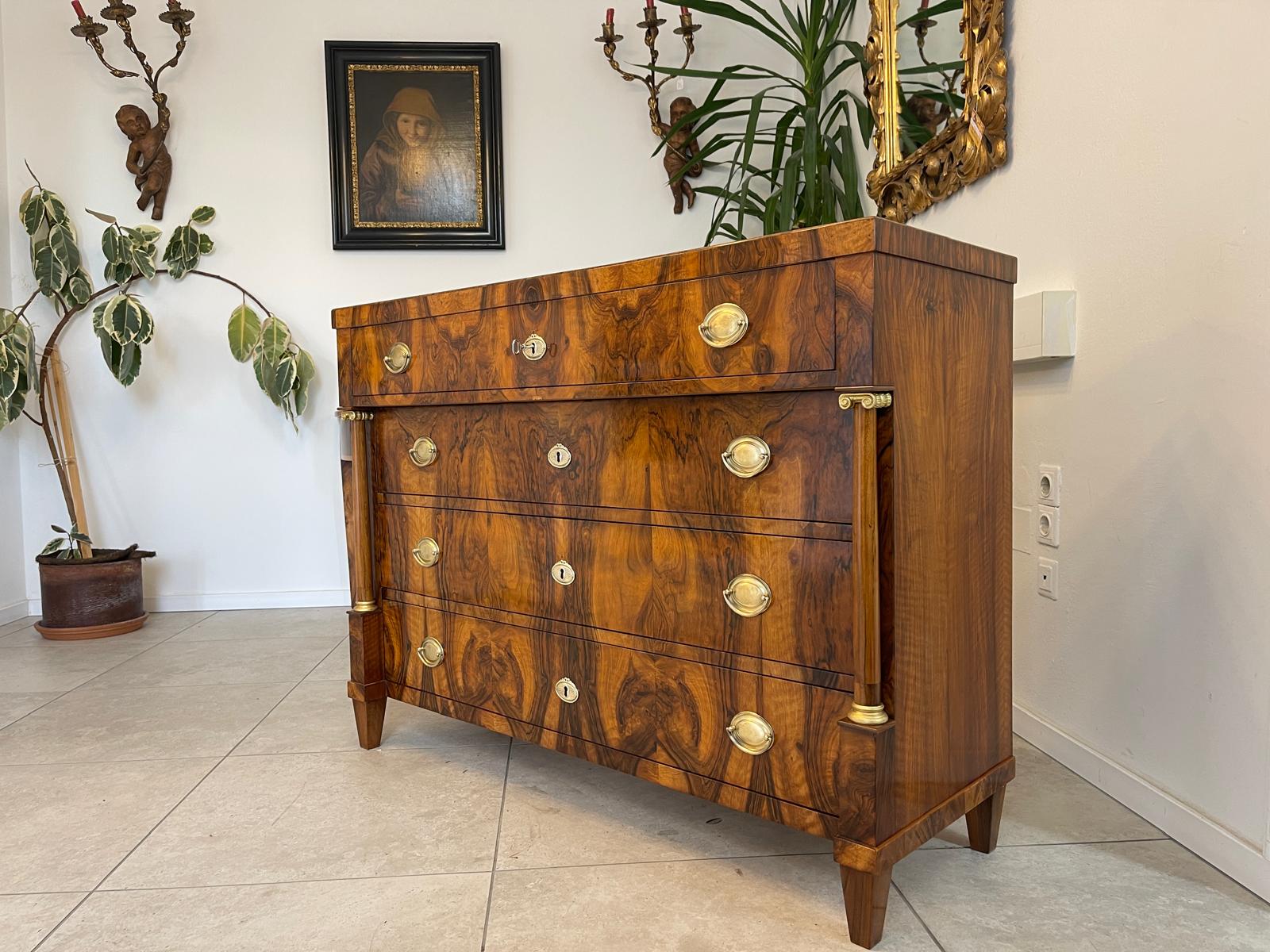 Restaurierte Nussholzfurnierte Empire Kommode Antiquität Säulenkommode G1188