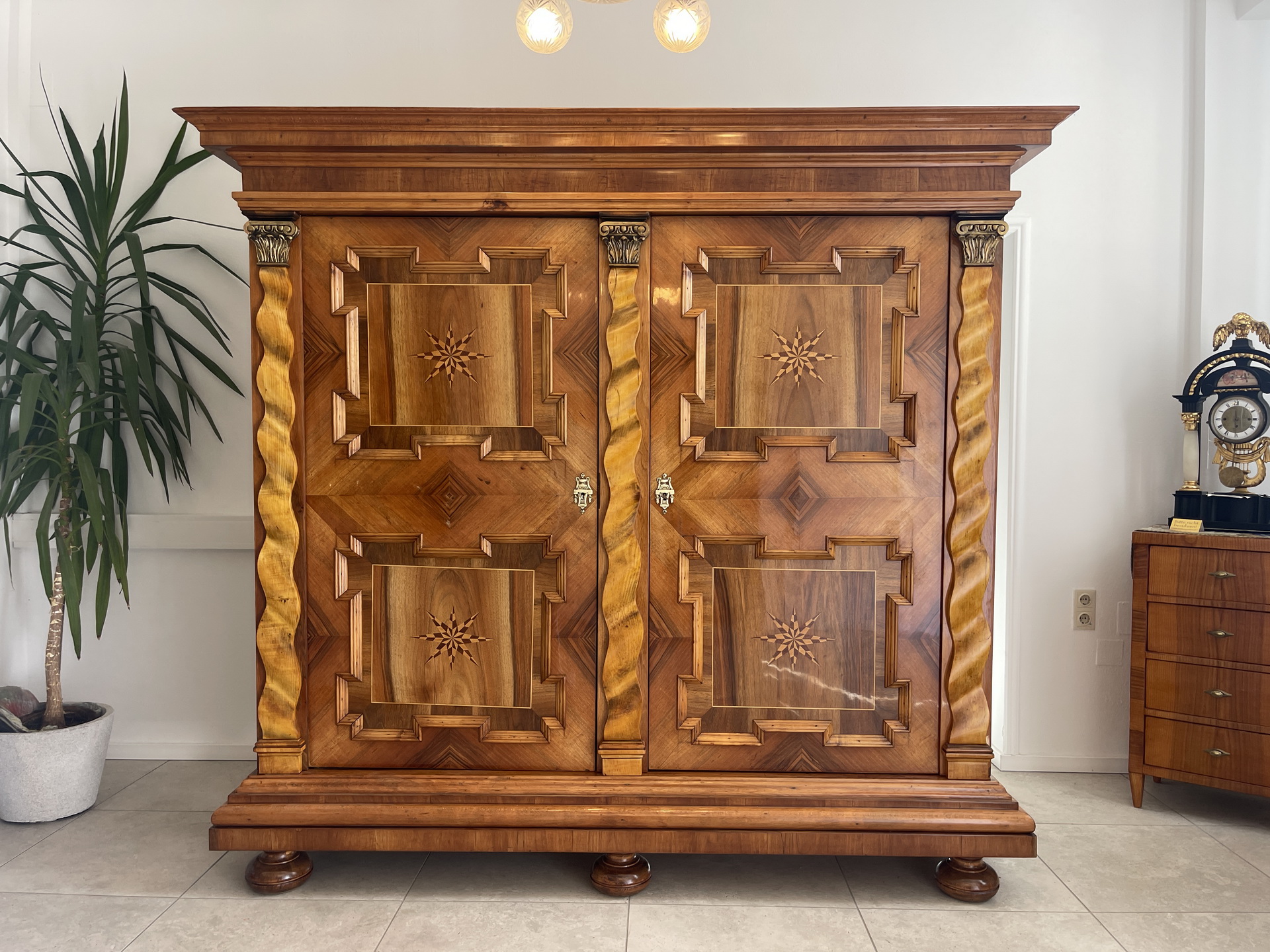 IMG_87104Dquf7oRlLPyF Restauriert - Neorenaissance Nussholzschrank Säulenschrank Intarsien A4424