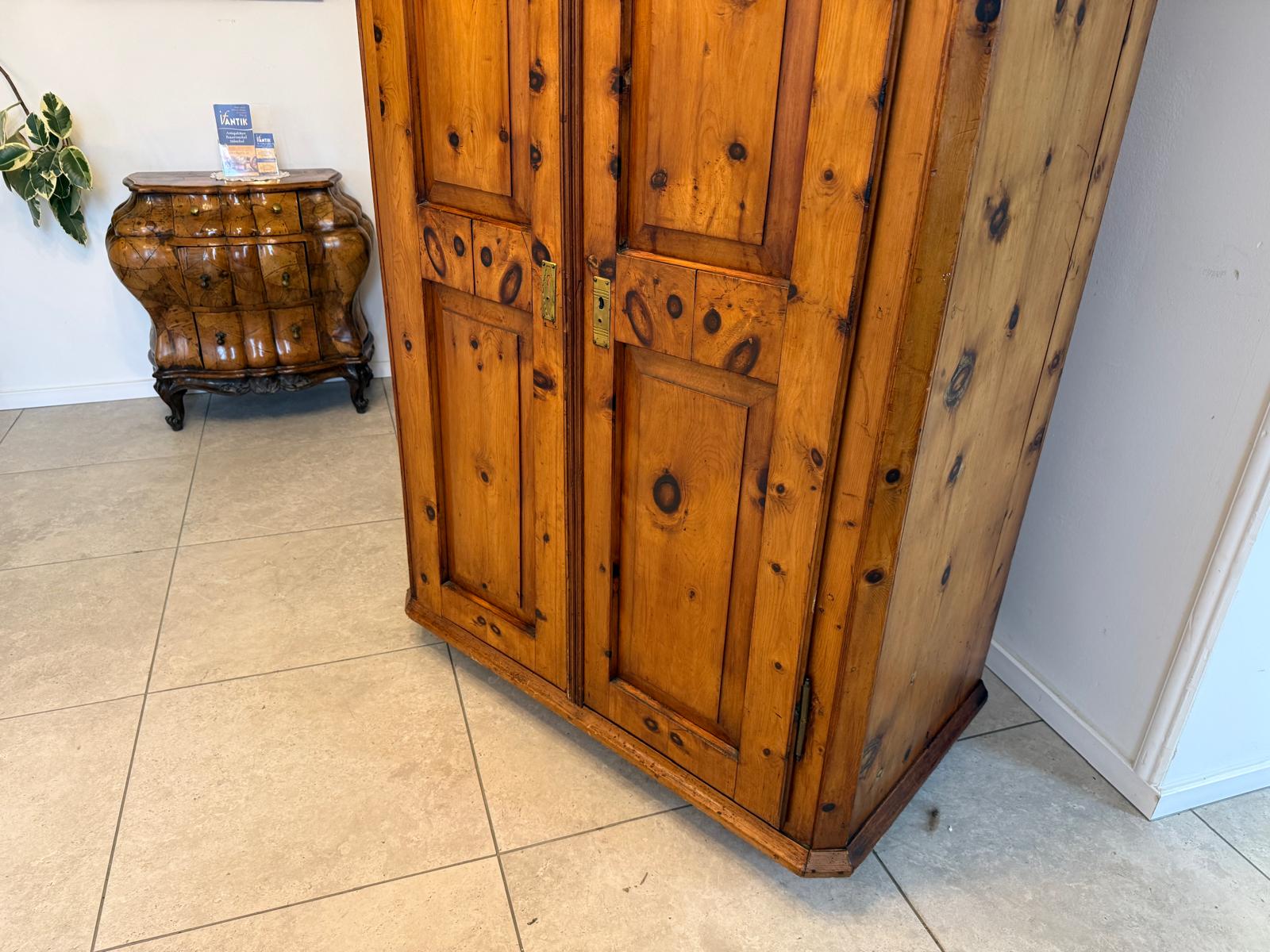 Antiker Zirbenholz Kasten Schrank Kleiderkasten Antik Feuerschrank D1158