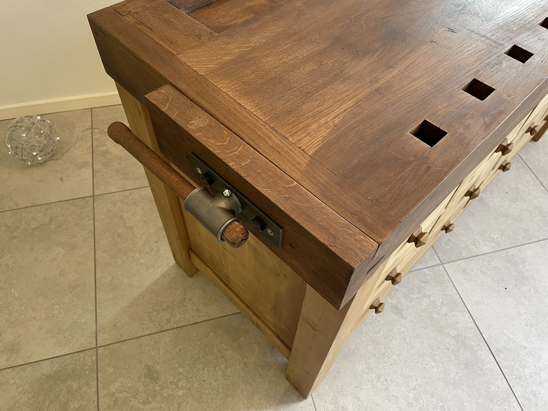 barock-biedermeier_120 Urige Antike Hobelbank, Alte Werkbank aus Eichenholz mit Ladenelement B1192