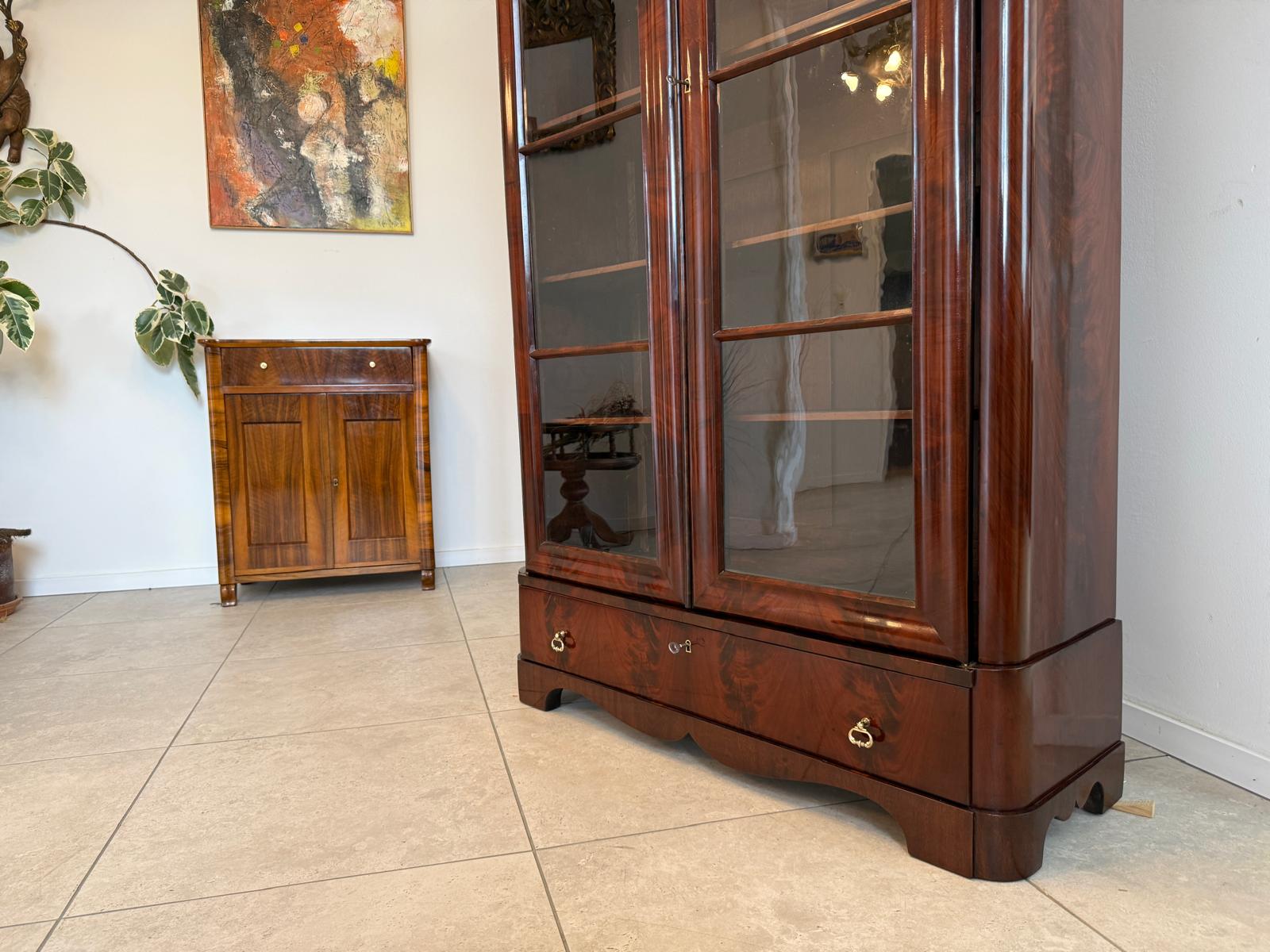 SALE Restaurierte Spätbiedermeier Vitrine Bücherschrank Mahagonie D2875