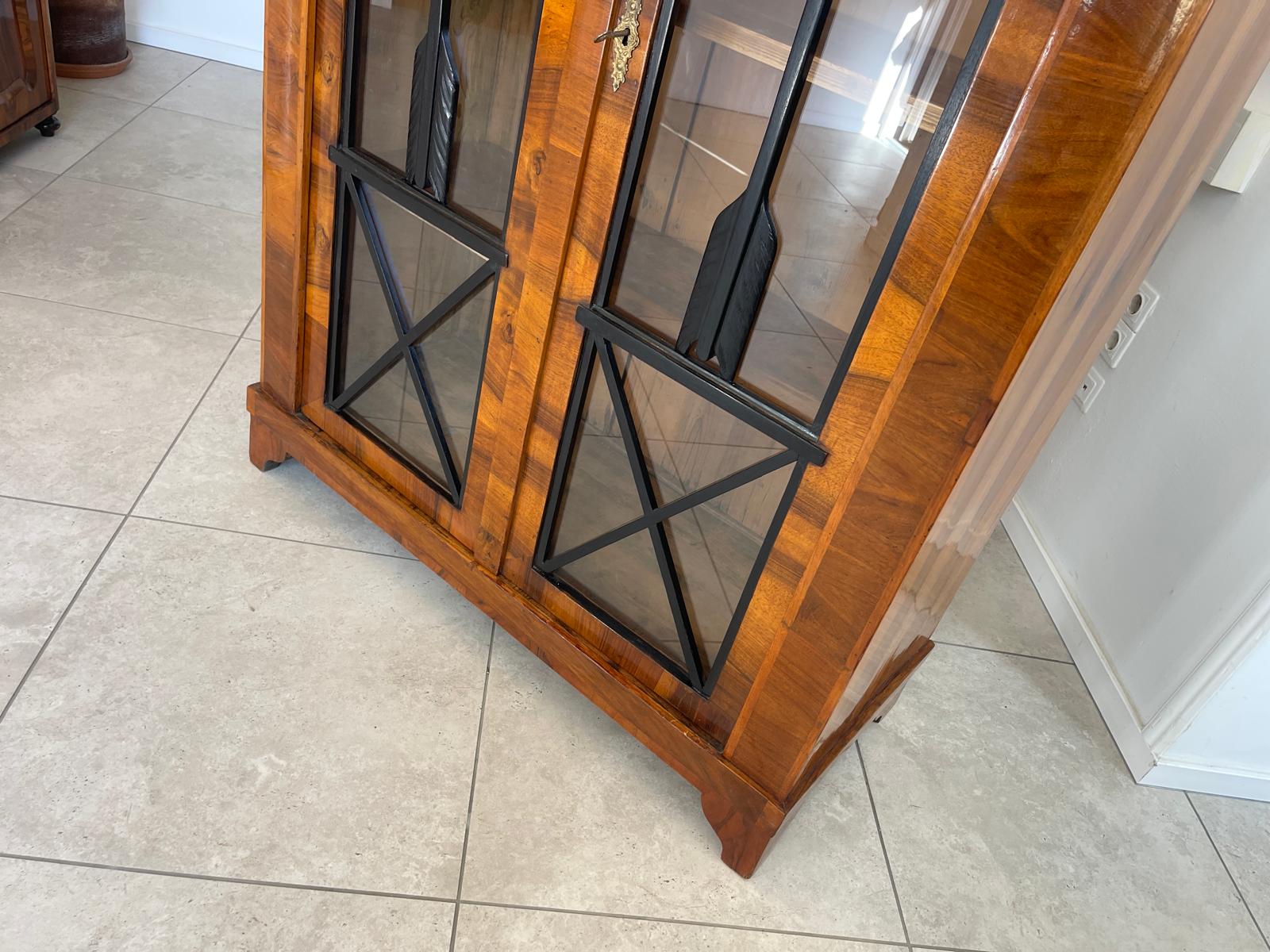 Altrestaurierte Biedermeier Vitrinenschrank Glasschrank Nussholz G1286