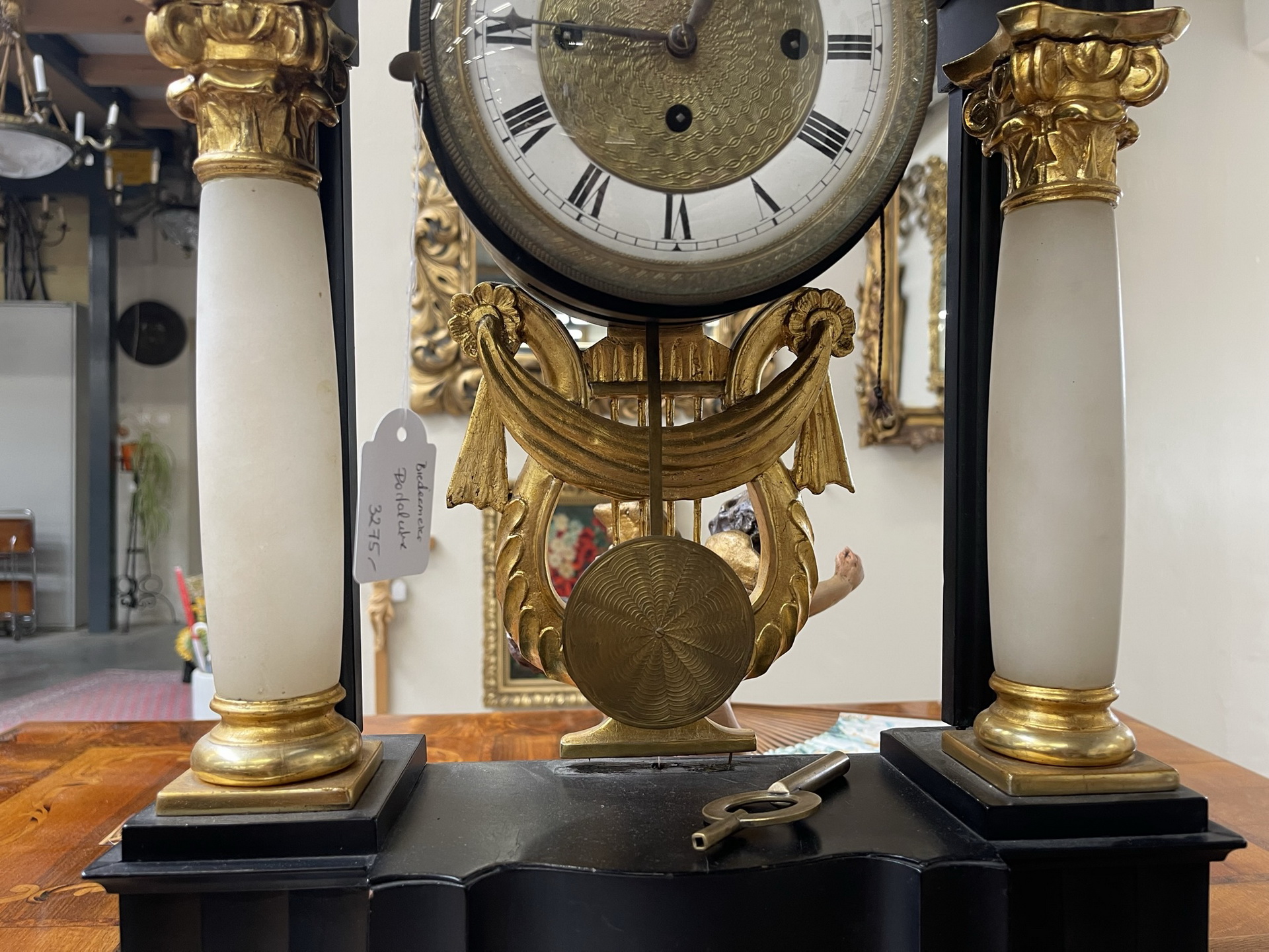 IMG_28921OMX92LdkFWUo Originaler Biedermeier Kommodenuhr mit Spielwerk, vergoldet, antik - B1734