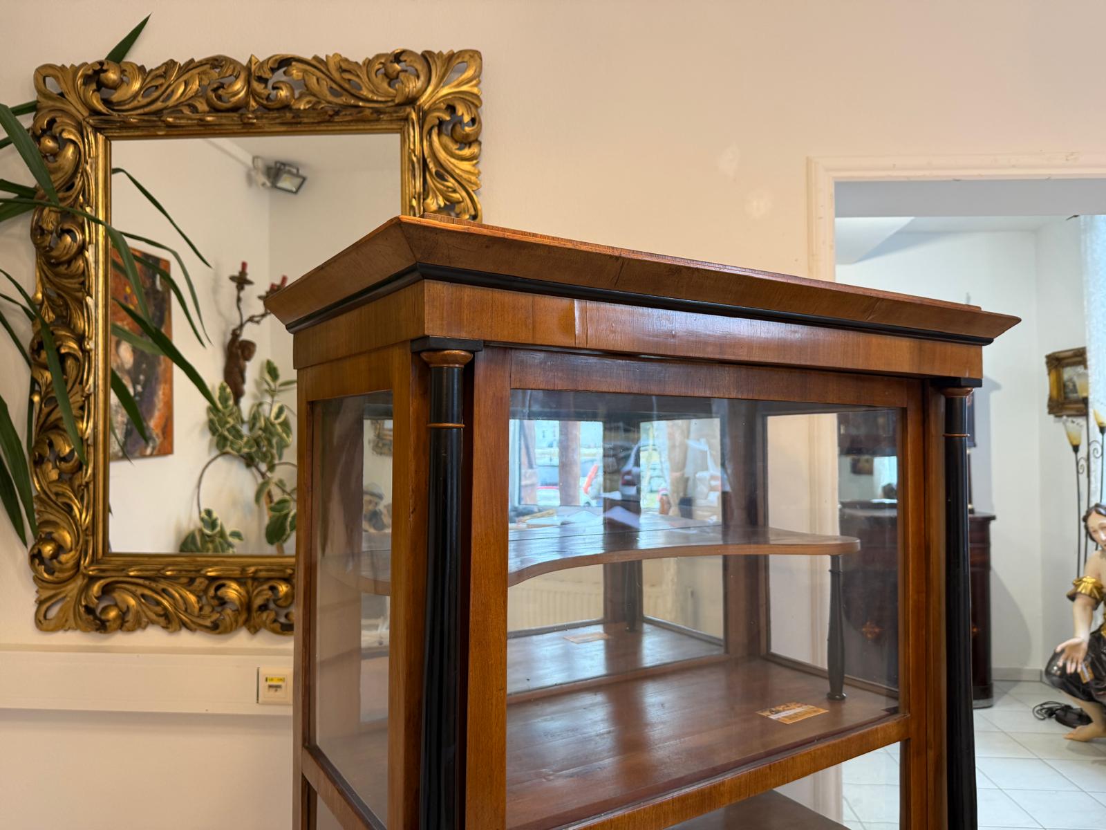Originale Biedermeier Vitrine Bücherschrank Säulenvitrine Nussholz D1037