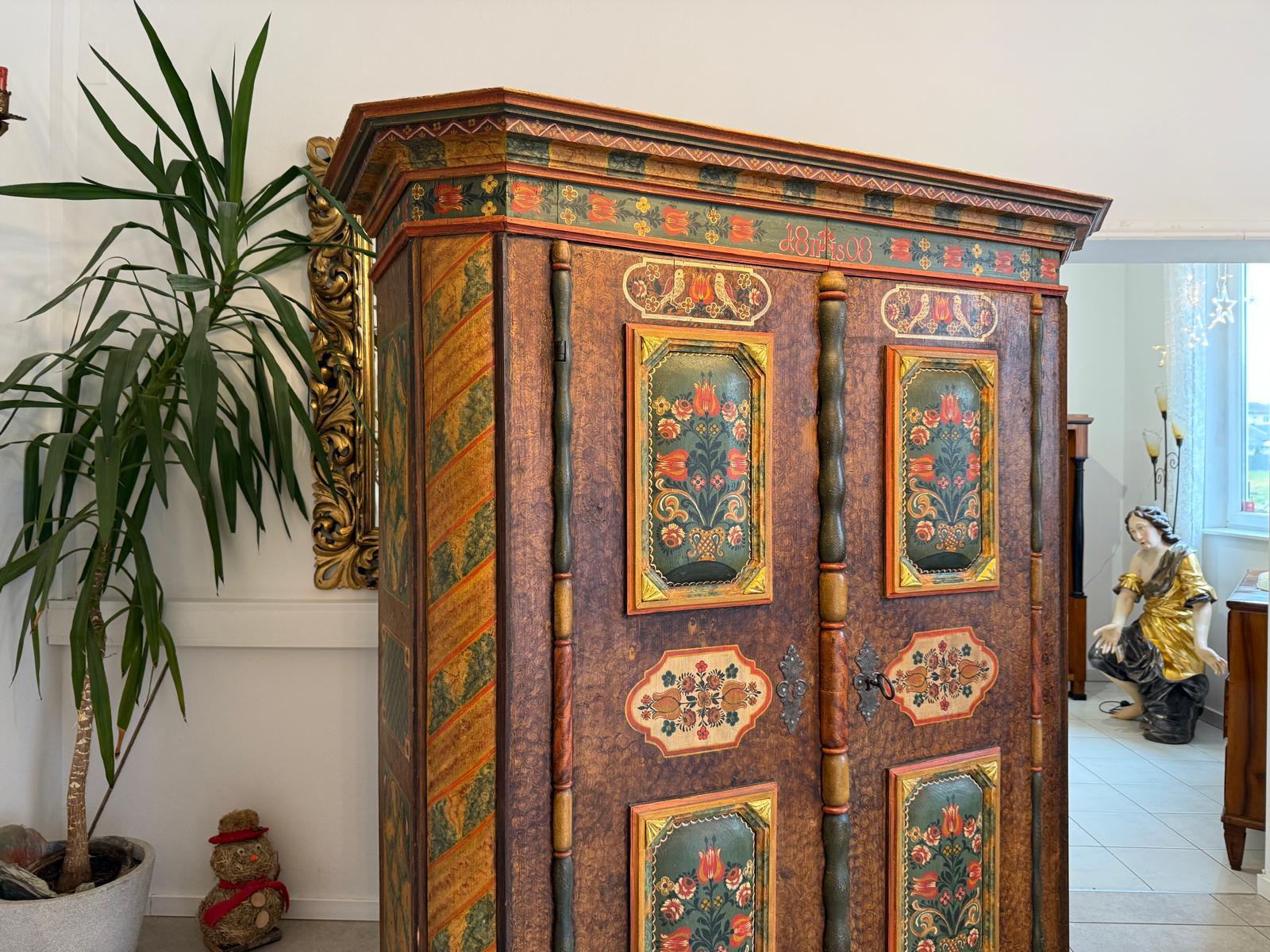Handbemalter Bauernschrank mit Blumendekor, antiker Biedermeier Bauernkasten G2376