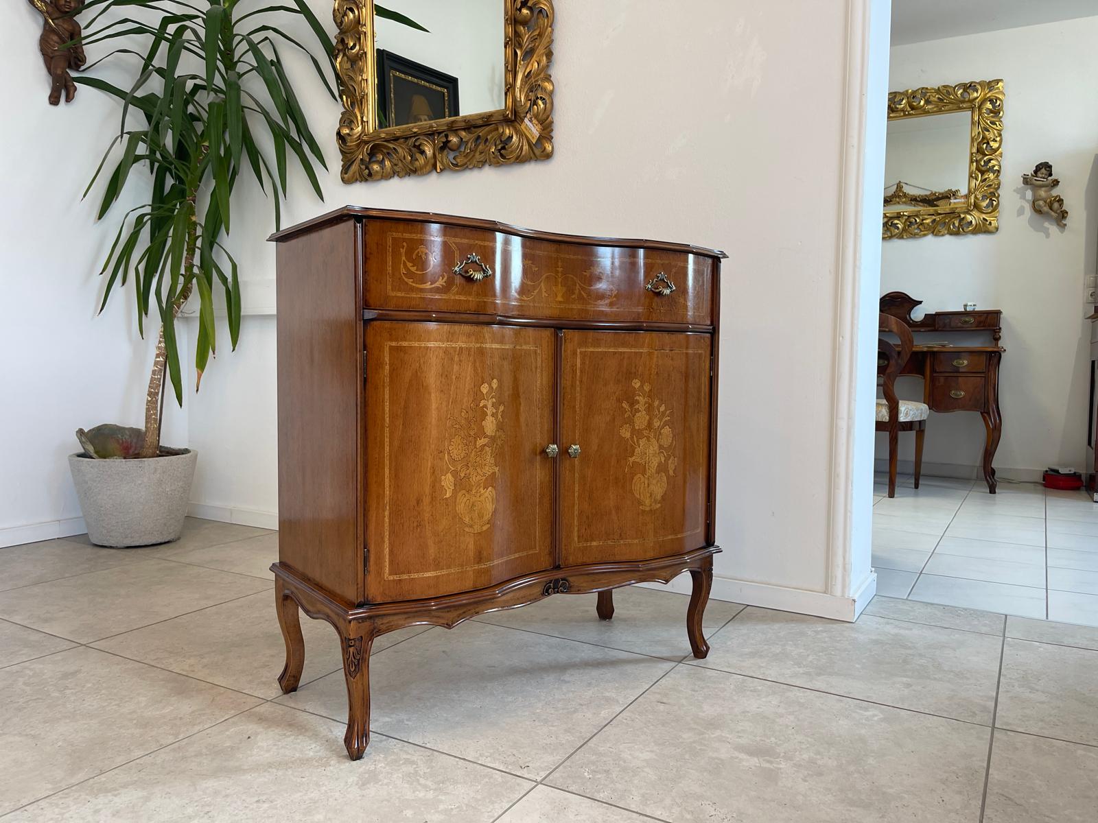 Zierliche marketierte Anrichte Sideboard Kommode Barockstil G1595
