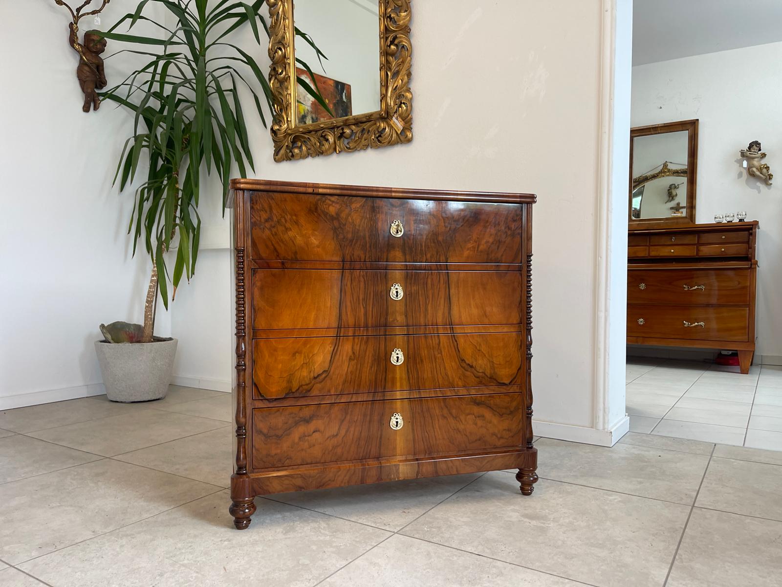 Restaurierte Nussholzfurnierte Spät Biedermeier Kommode Antiquität G1744