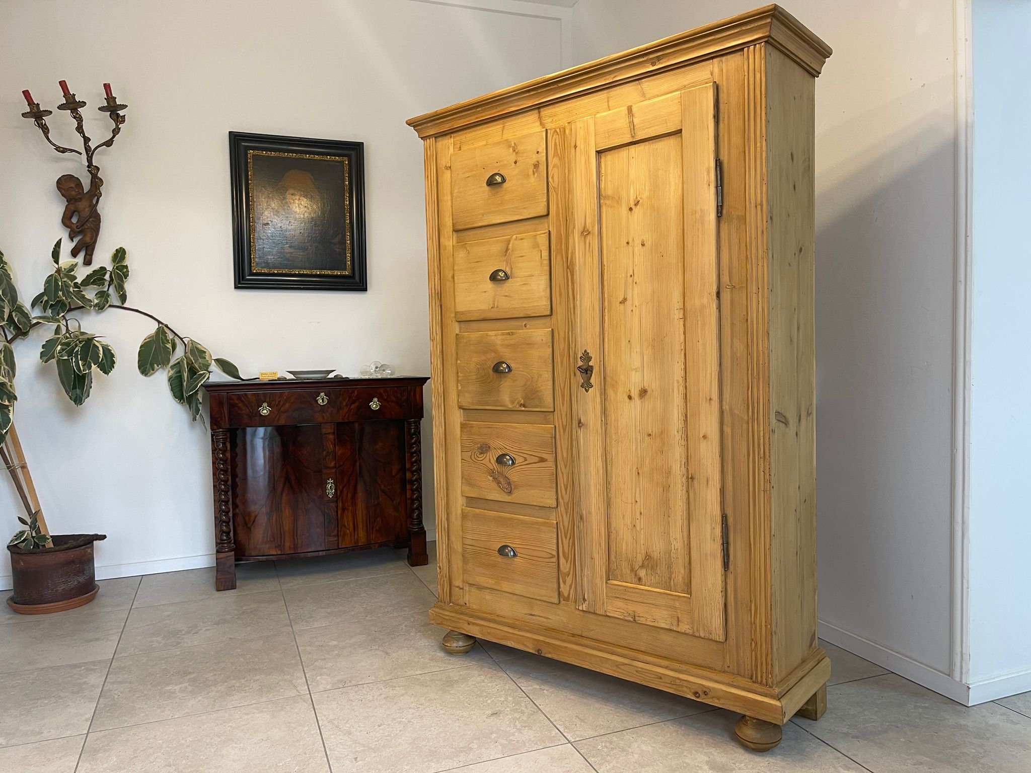 5671c99f-97b1-4f9b-bf62-b924f6797a02 Bäuerlicher uriger Brotschrank Almerschrank Speiskasten Bauernkasten A5029