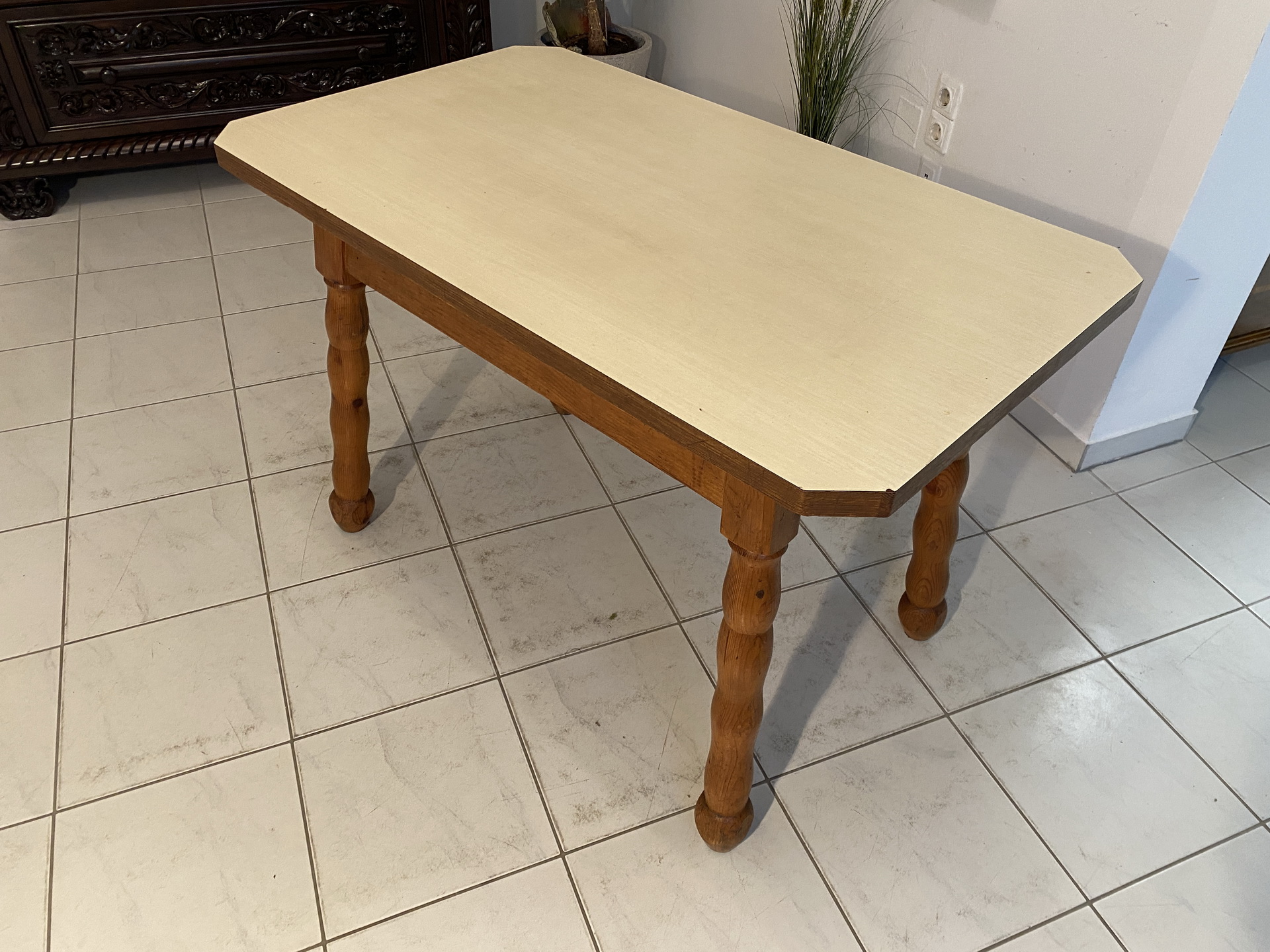 Alter uriger Bauerntisch aus Zirbenholz, stabil und pflegeleicht, A2586