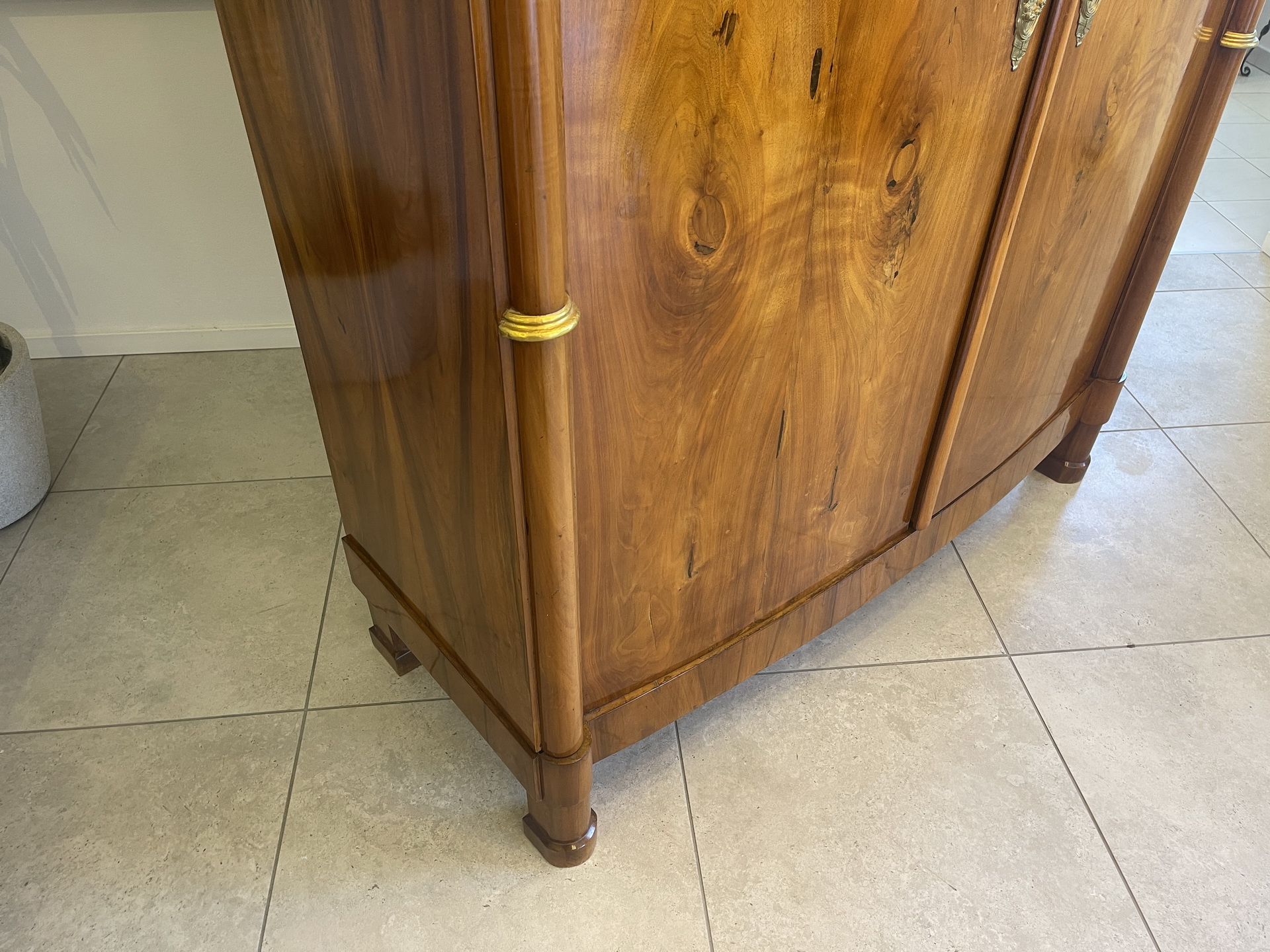 IMG_9642uHa5af6Ly3j9P Altrestaurierter Empire Säulenschrank Kleiderkasten Nussholz A4468