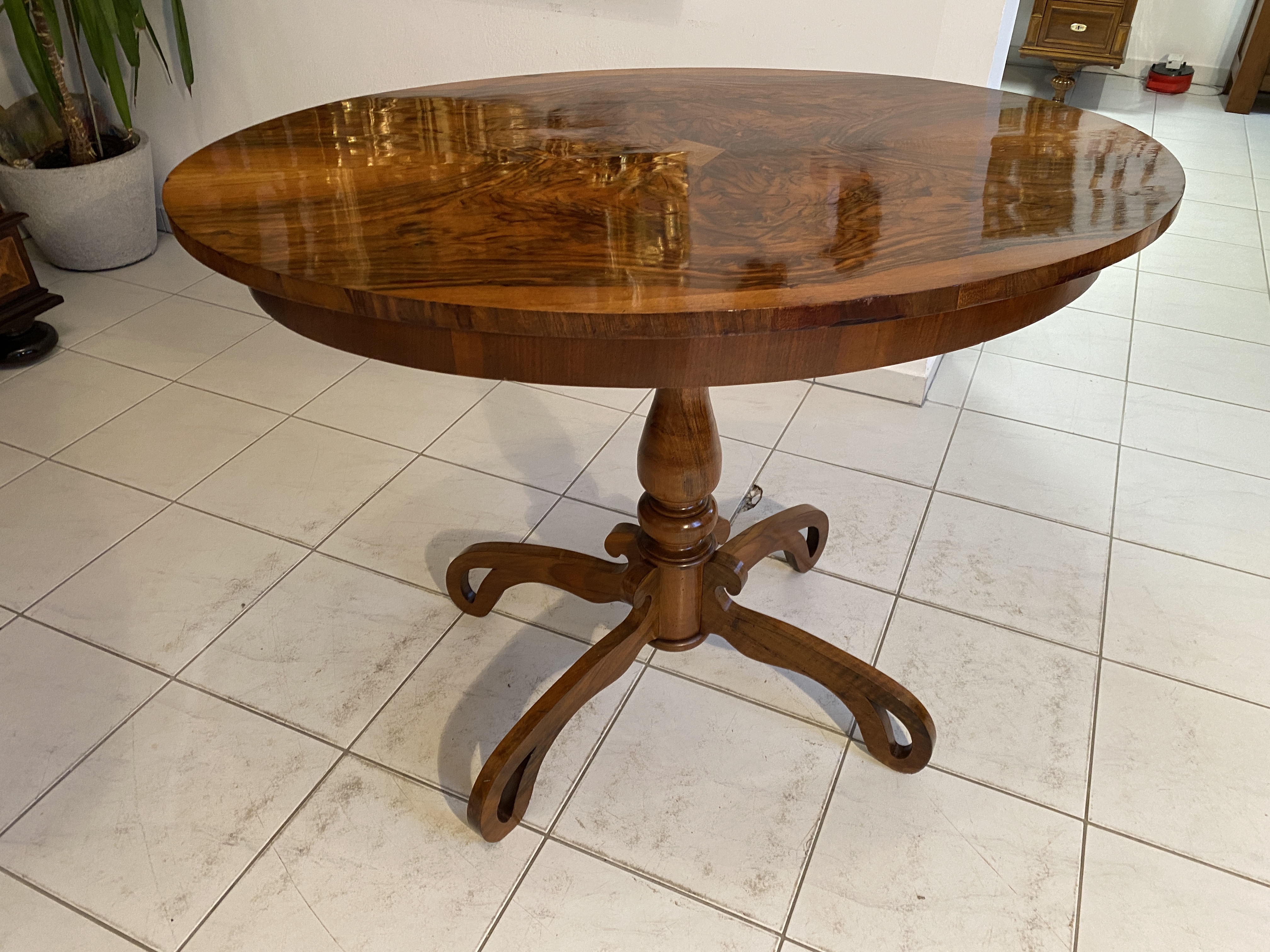 IMG_4779 Ovaler Gründerzeit Tisch Beistelltisch Nussholz Furniert A5016