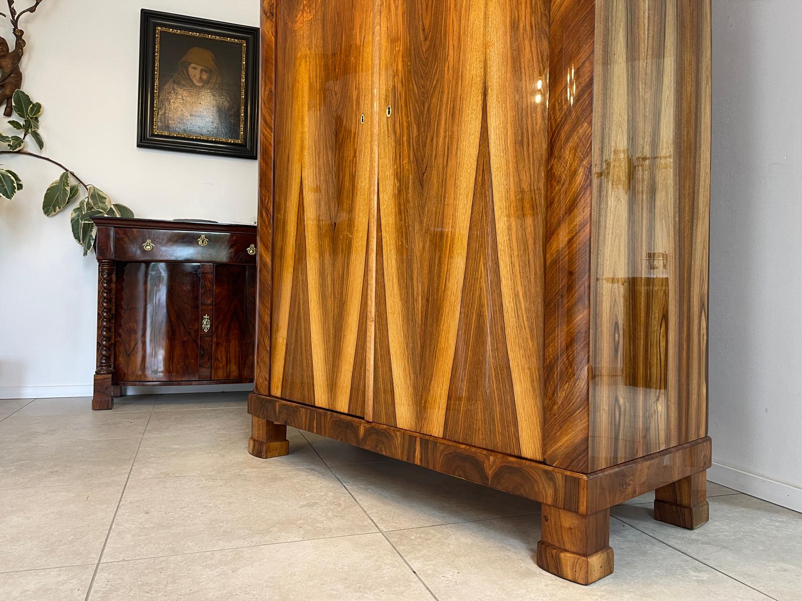 39b59016-5e8c-420b-949a-a42aa0cda561 Restaurierter Biedermeier Schrank mit Nussholz-Furnier und Kleiderstange A4934
