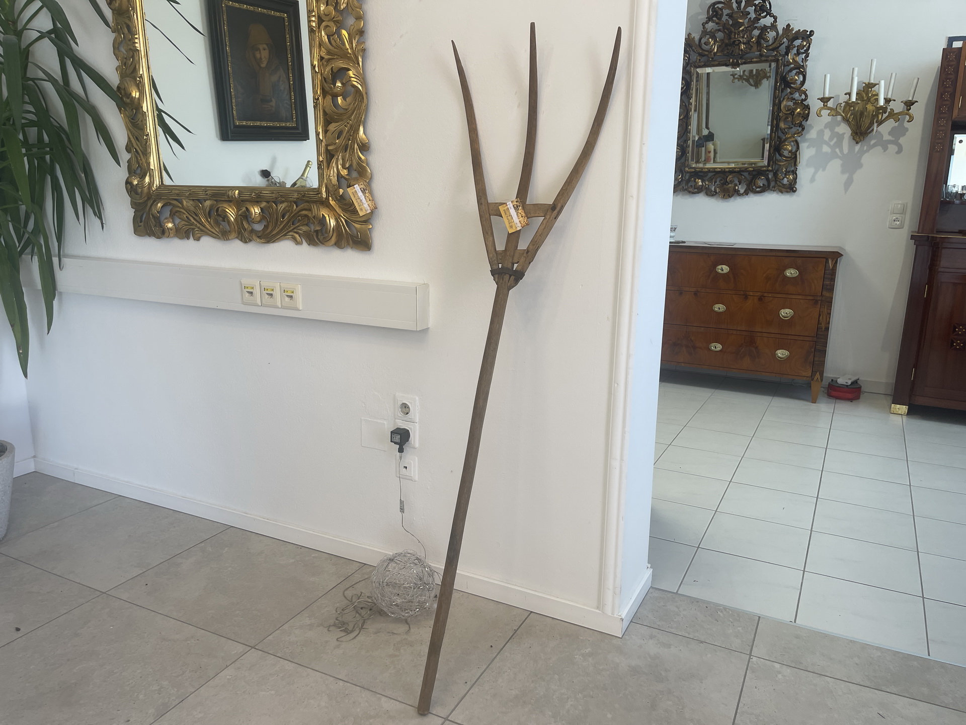 bauernschrank-Kredenz_33 Alte Heugabel aus Holz für Dekoration oder Heuarbeiten - Rustikal - B1789