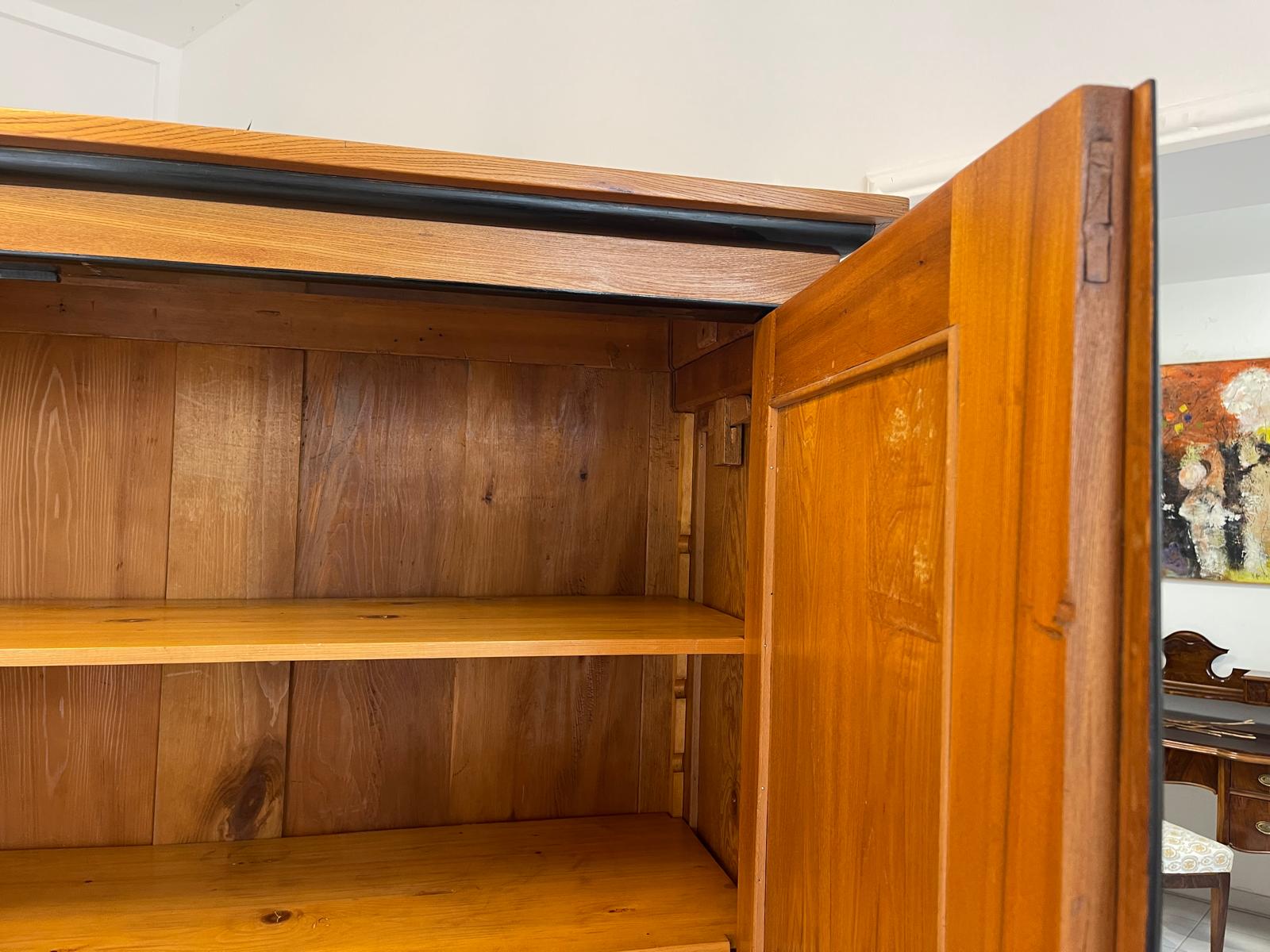 Originaler Biedermeier Schrank mit Nussholz-Furnier Kleiderstange G1513