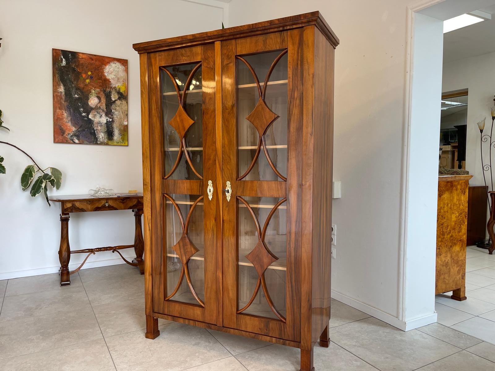 Restaurierte Biedermeier Vitrine Bücherschrank Glasschrank ANTIQUITÄT Nussholz G1678