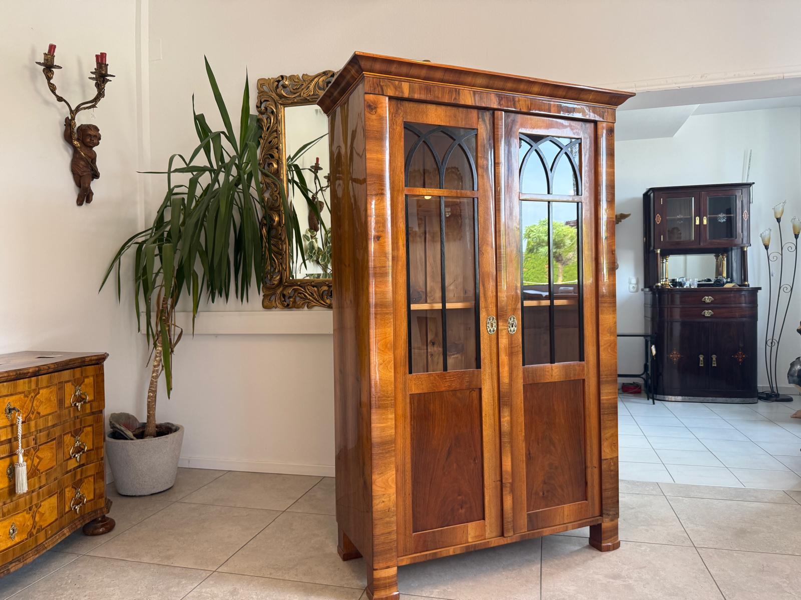 Biedermeier Vitrine Bücherschrank Restauriert Nussbaum Antiquität SALE D2675