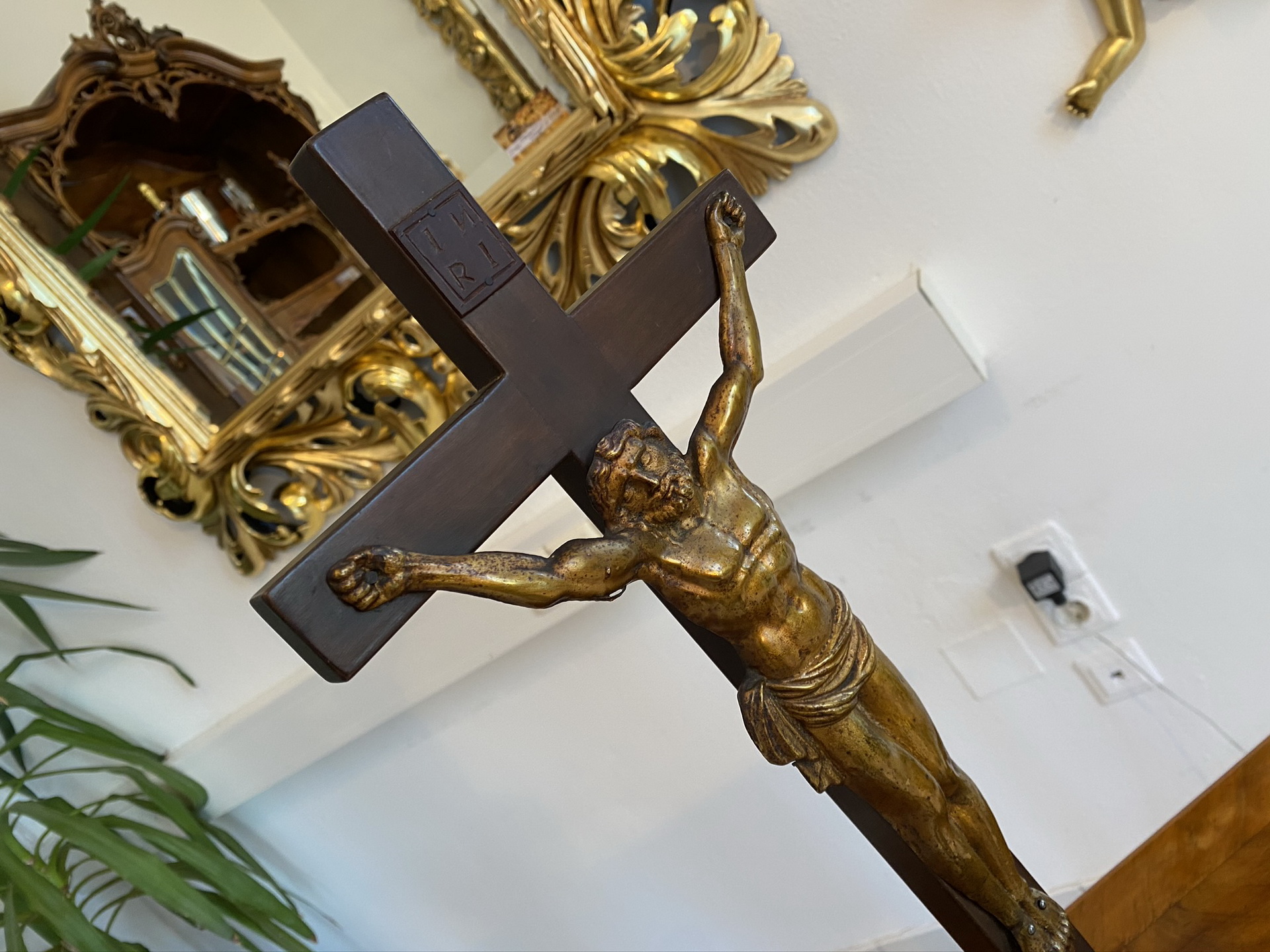 bauernschrank-bauernstube_20 Standkreuz Kruzifix Dreinageltypus Memento Mori INRI geschnitzt & gefasst 19.Jh E1784