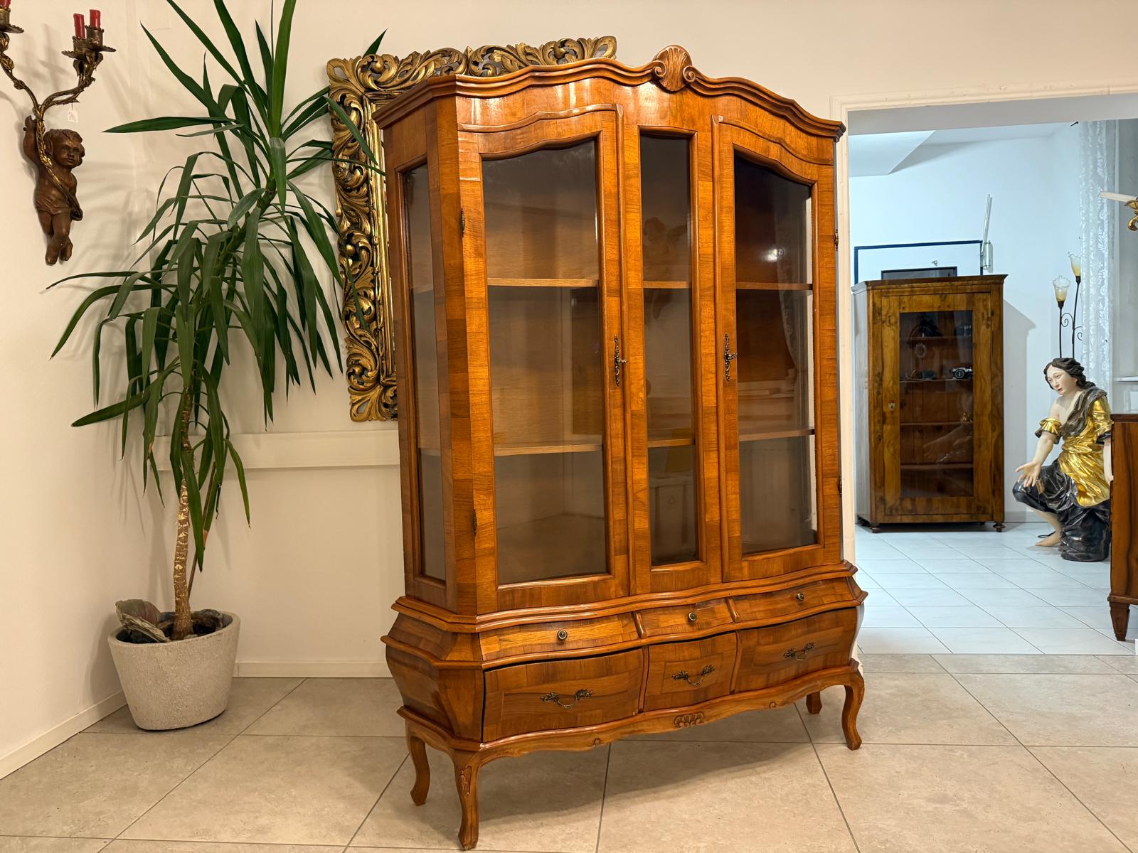 Barockstil Vitrine Nussholz Glasschrank Bücherschrank G2259