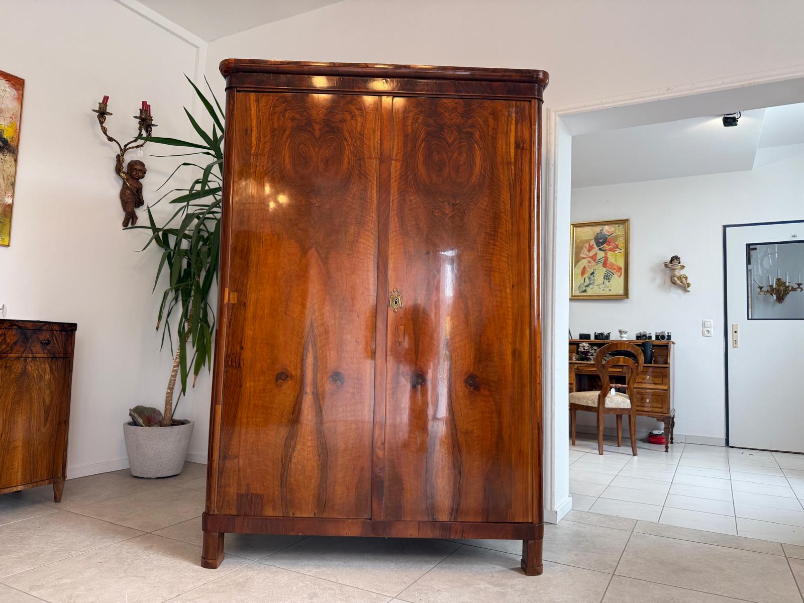 Originaler Biedermeier Schrank mit Nussholz-Furnier Kleiderstange G2075