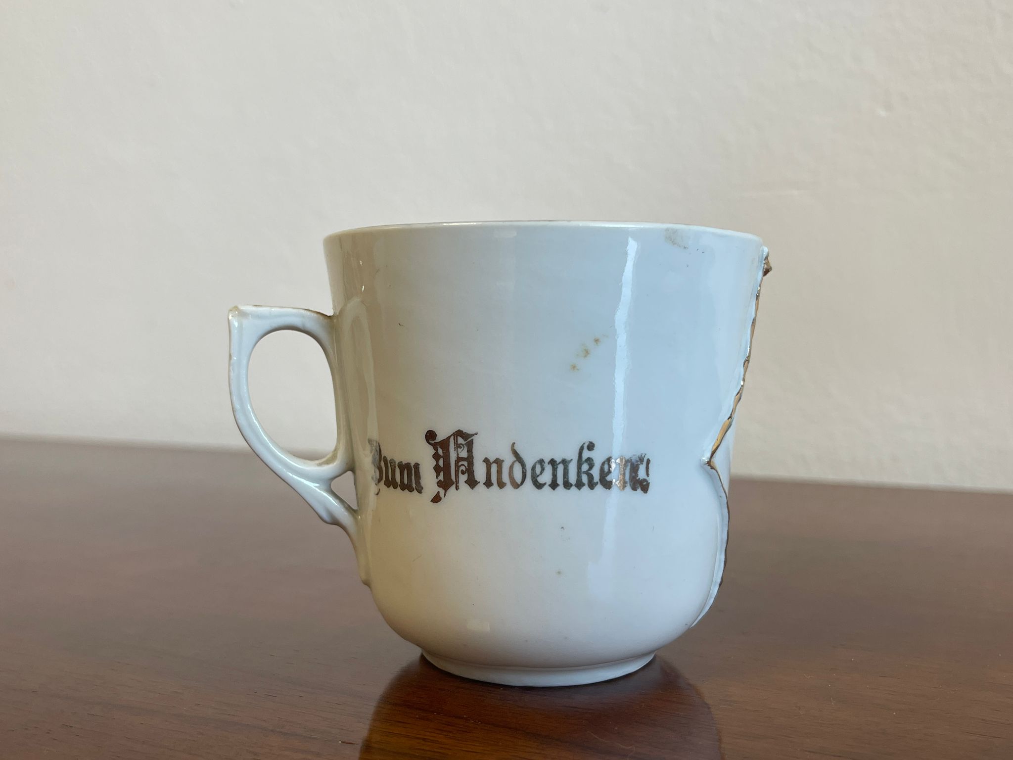 f0b7509d-defd-4d37-9c7d-a30d9ae218fa Antike Erinnerung Rosenhäferl Rosentasse "Zum Andenken! bemalt  A4915