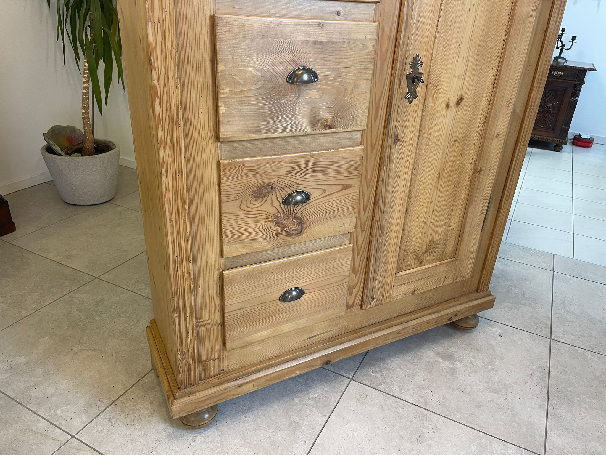 4cc71b6f-c512-4cca-8e89-ae0ebbe9a480 Bäuerlicher uriger Brotschrank Almerschrank Speiskasten Bauernkasten A5029