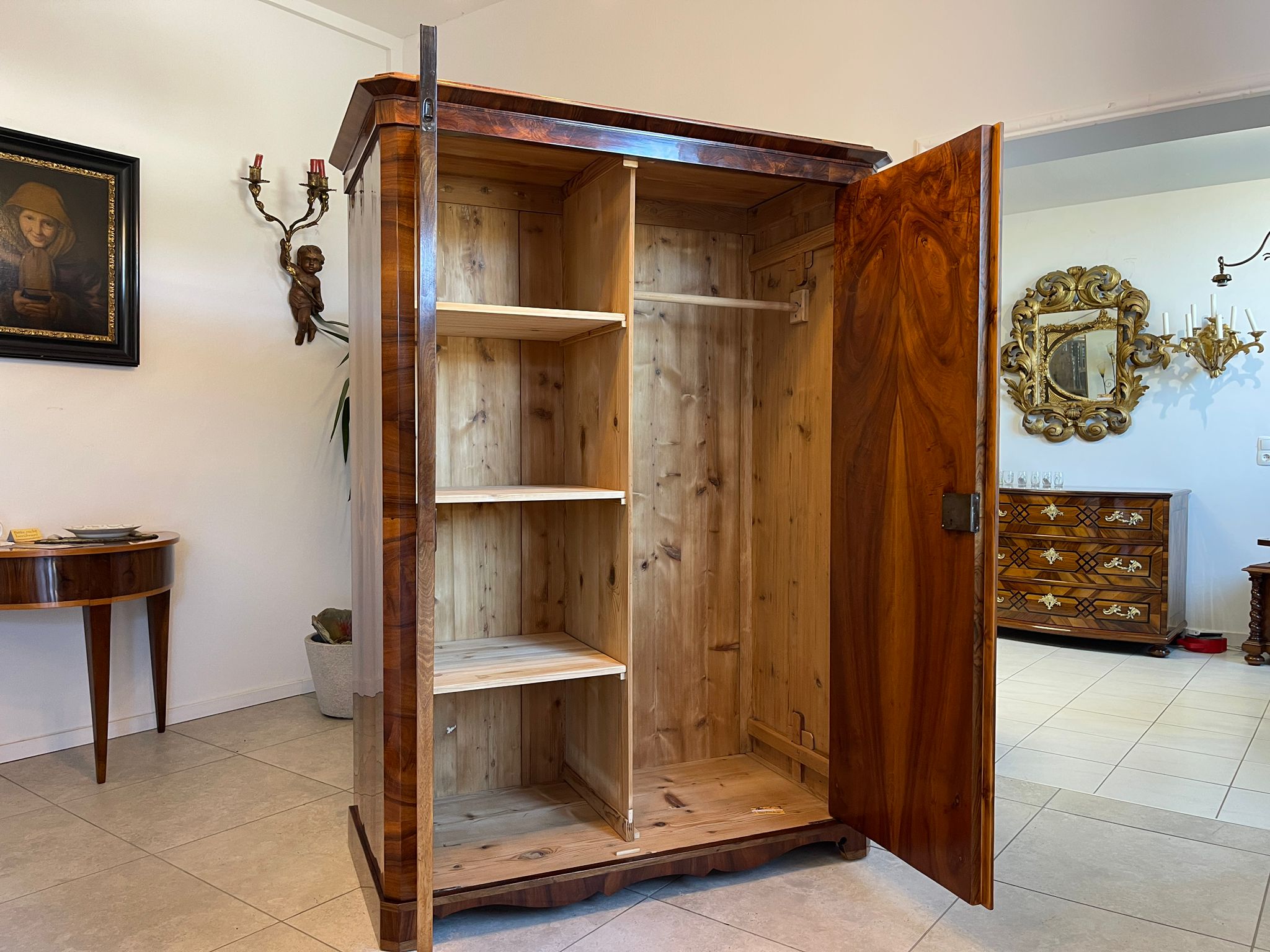 5dec2011-0196-49dc-b44d-613163a58f1c Restaurierter Biedermeier Schrank Garderobe mit Nussbaumfurnier A5050