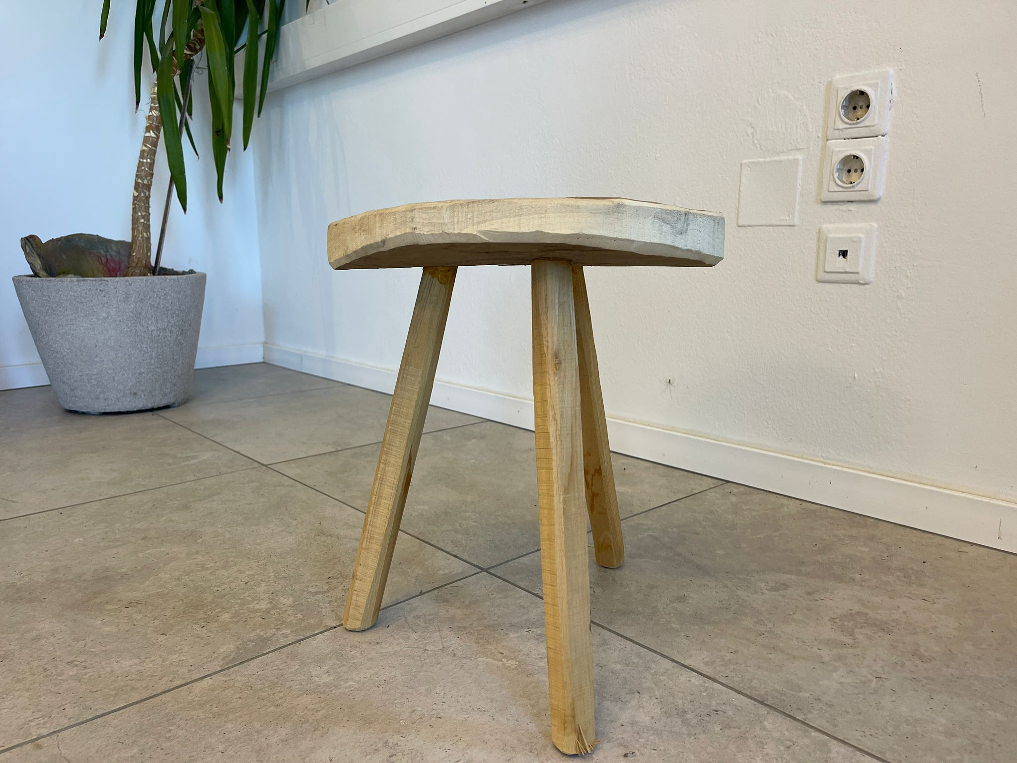d4735b2e-a644-40c7-8772-e55ad018705a uriger Hocker Fichtenholz Schemel Sitzhocker A4815