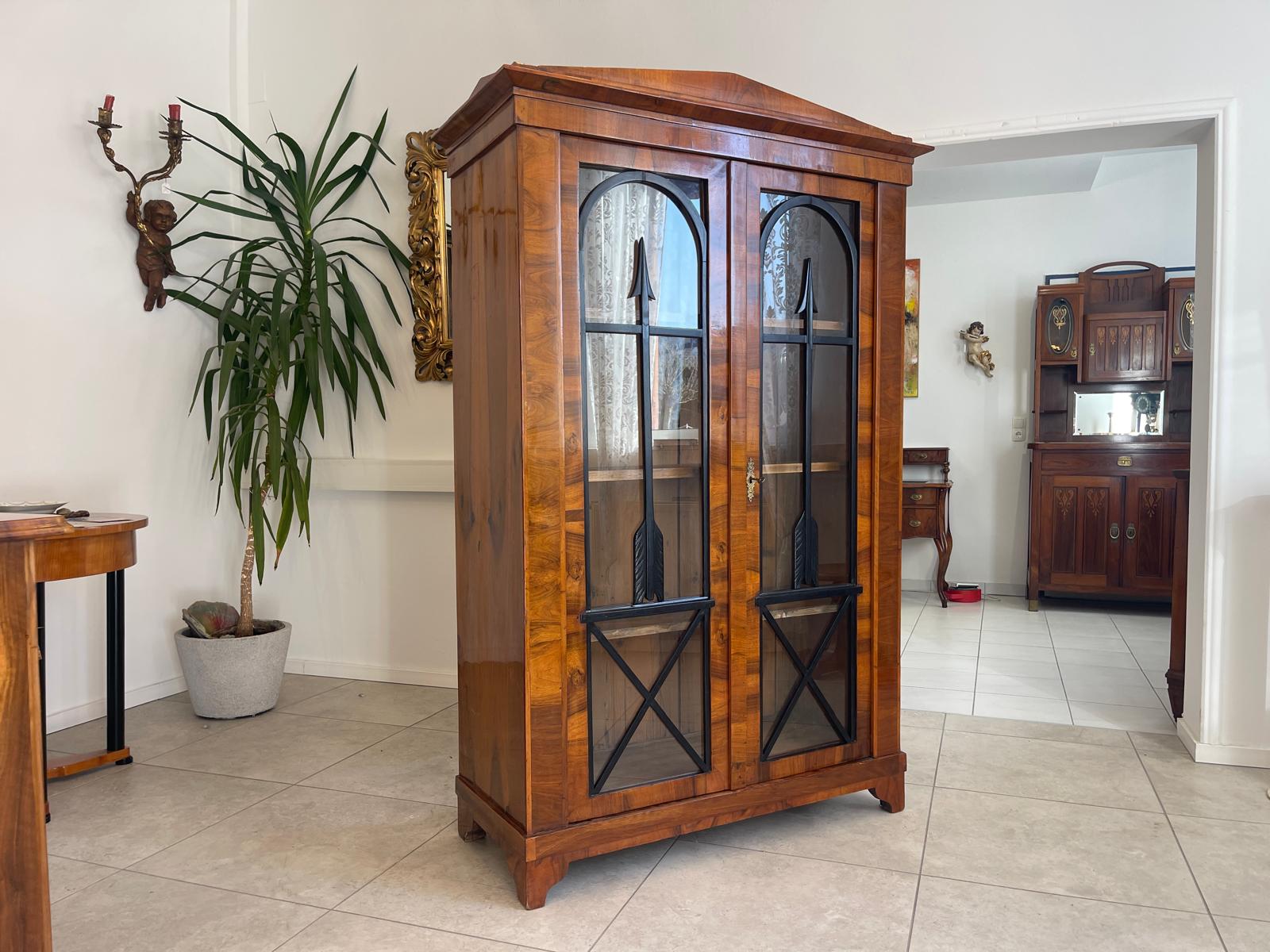 Altrestaurierte Biedermeier Vitrinenschrank Glasschrank Nussholz G1286