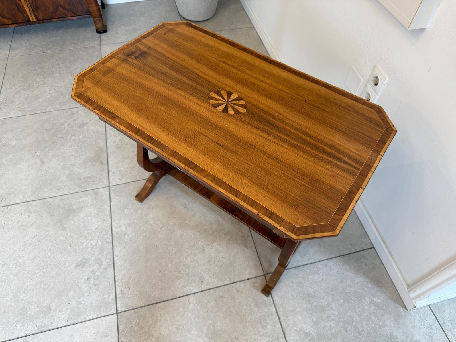 Spätbiedermeier Tischerl Biedermeier-Tisch Nussholz Lyra Tisch D2359
