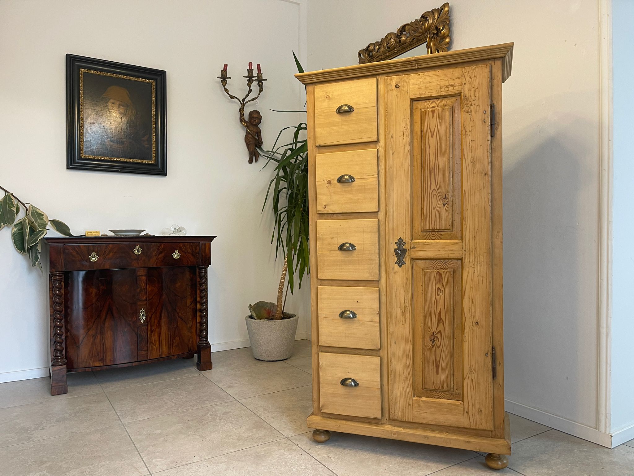 c43cbf73-9a61-498f-b85d-b142acb2e7a7 Bäuerlicher uriger Brotschrank Almerschrank Speiskasten Bauernkasten A5034