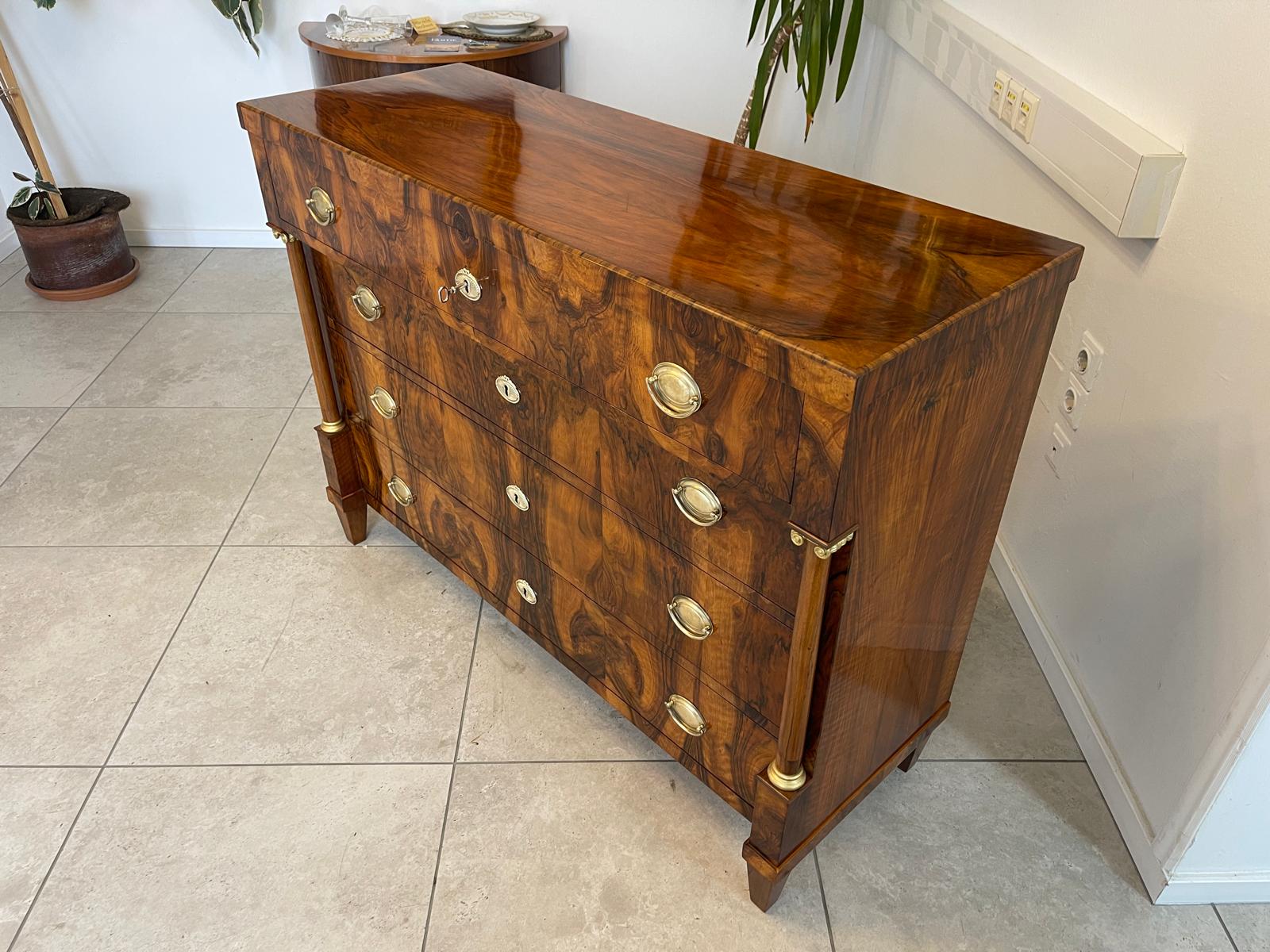 Restaurierte Nussholzfurnierte Empire Kommode Antiquität Säulenkommode G1188