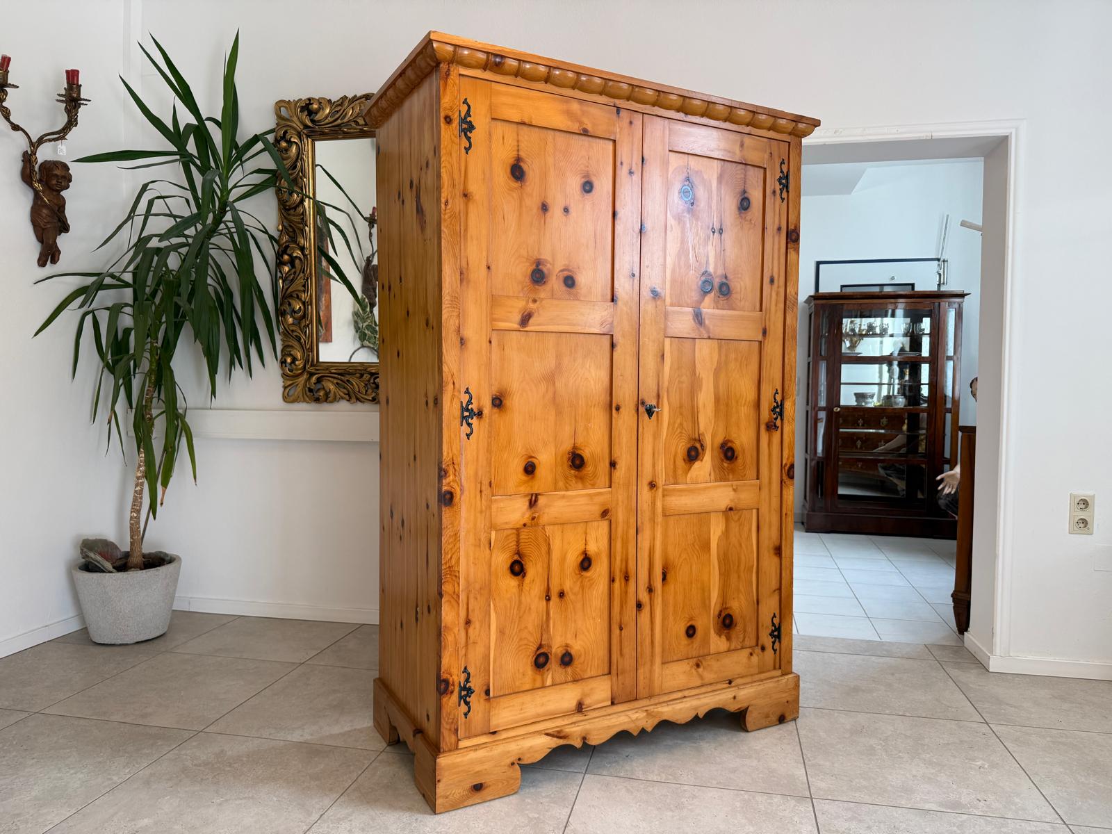 Antiker Zirbenholz Kasten Schrank Kleiderkasten G2173