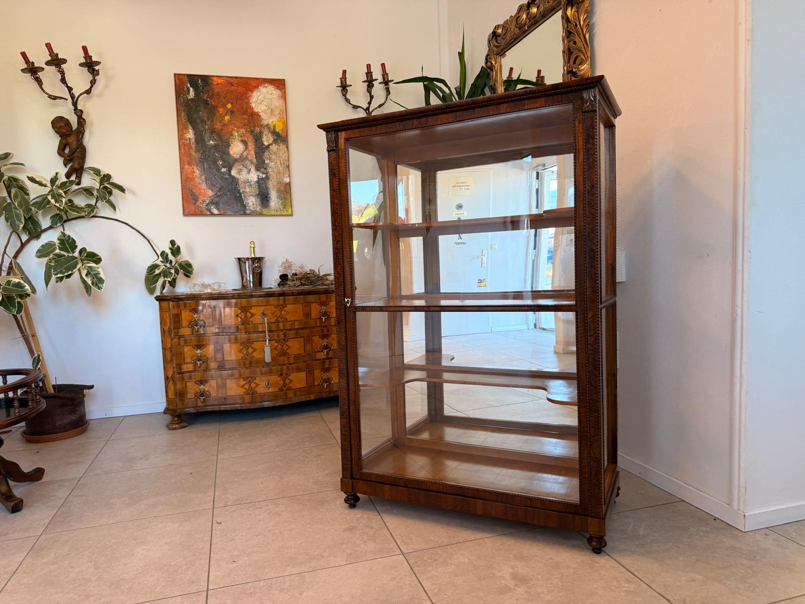 Restaurierte Biedermeier Vitrinenschrank Glasschrank Nussholz Antiquität D2769
