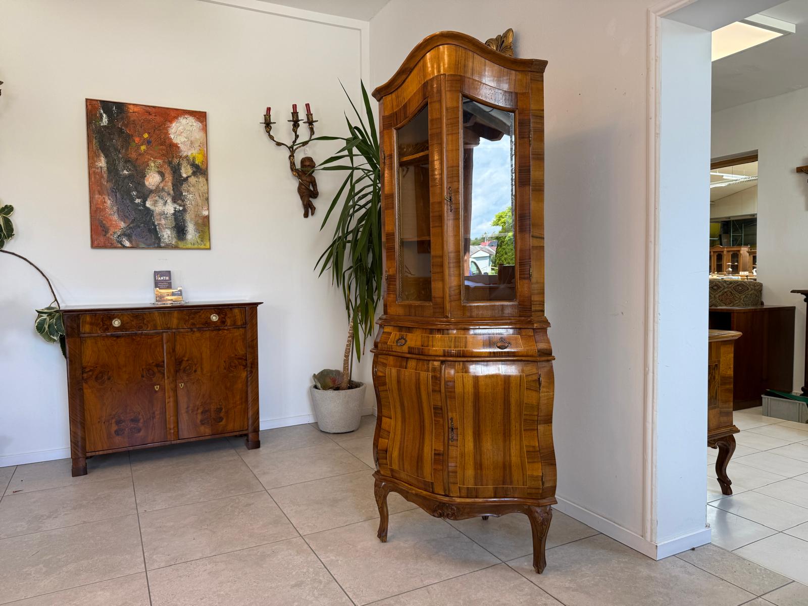 hübsche Vitrine im Barockstil Eckvitrine Eckschrank D2516