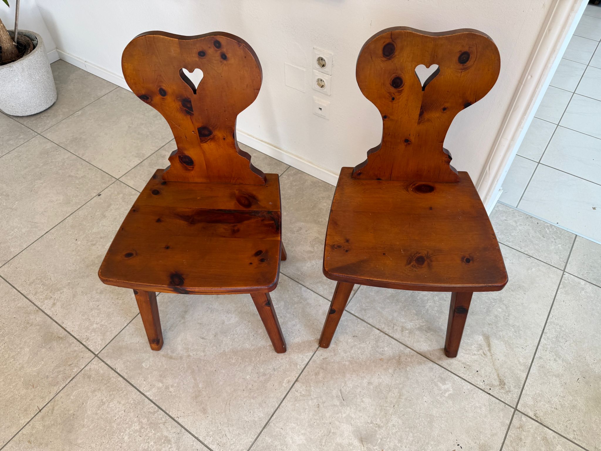 2 Sessel aus Zirbenholz Sitzgruppe Sitzensemble Bauernsessel D1250