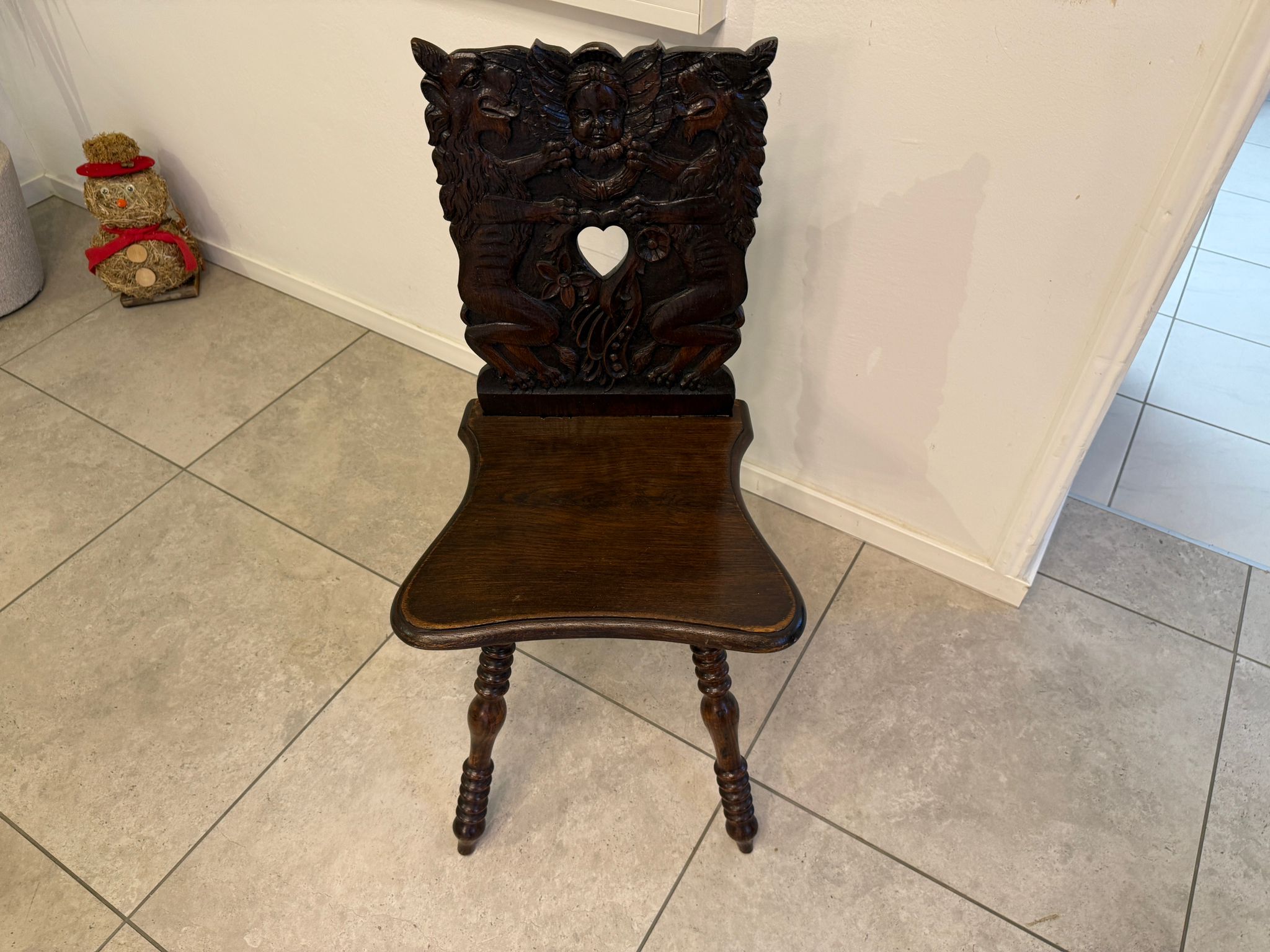 Bauernsessel Alpenraum, um 1650 Fabelwesen Nussholz G2331