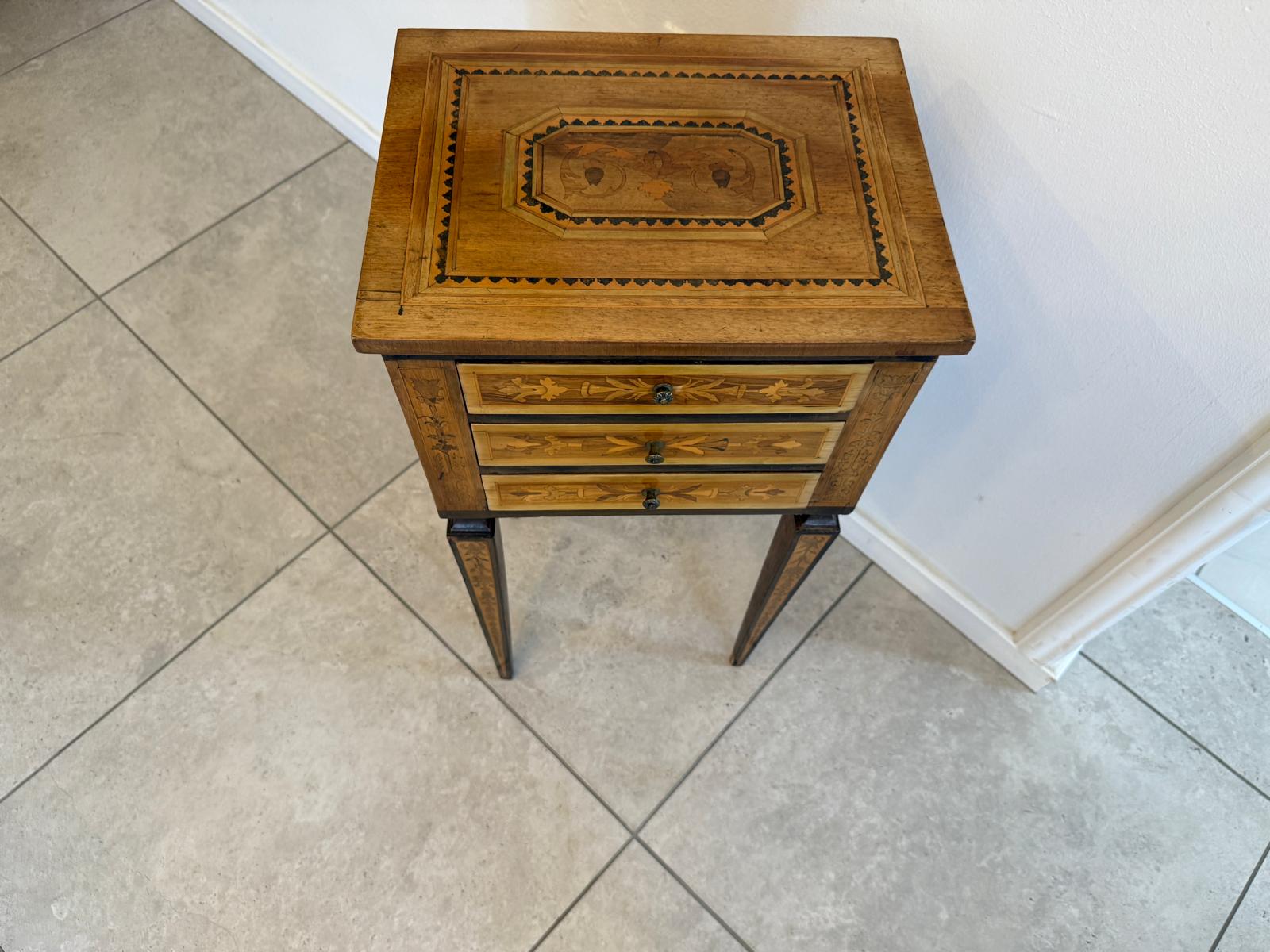 Originaler Barock Tisch Antik aus Nuss, Spieltisch, sehr schöner Zustand G1952