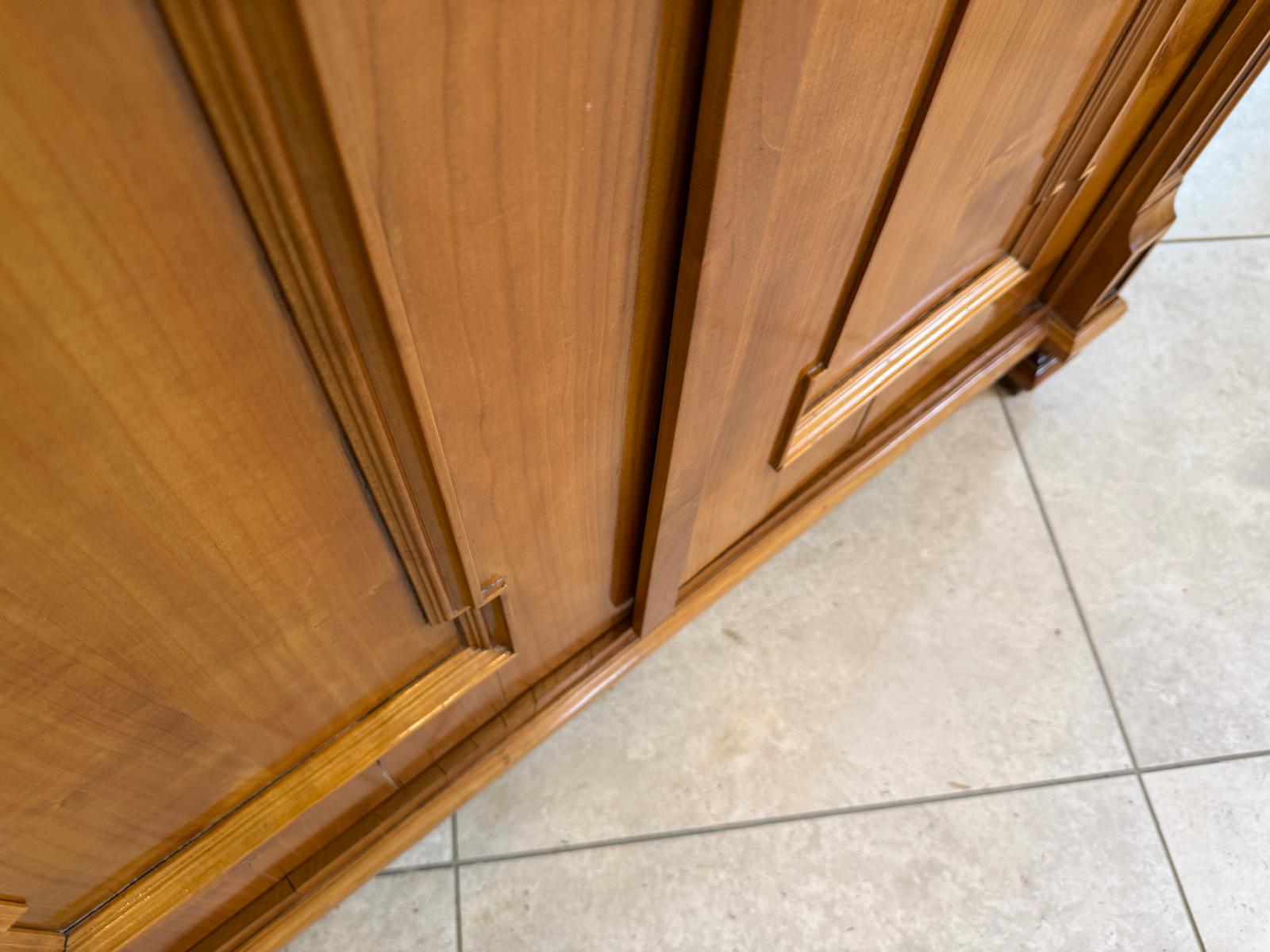 Altrestaurierter Gründerzeit Kasten Kleiderkasten Nussholz Kronenschrank D1065-1