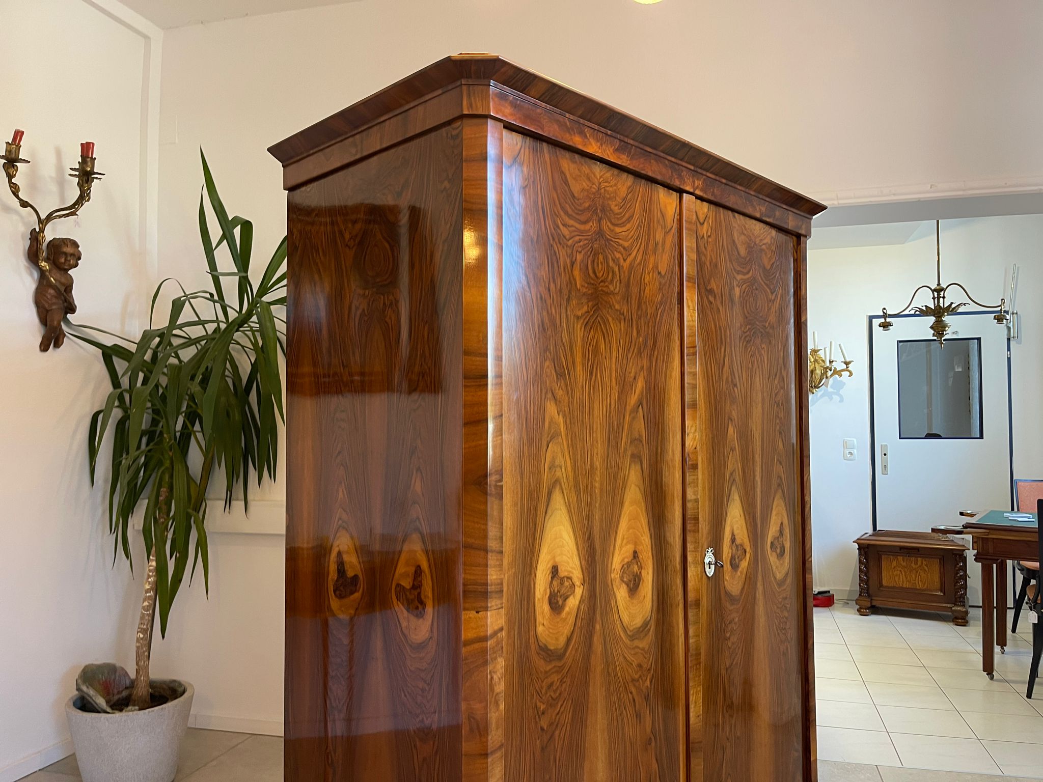 99013451-4b92-4a69-a629-e17f76460b80 Restaurierter Biedermeier Schrank Garderobe mit Nussbaumfurnier A5050