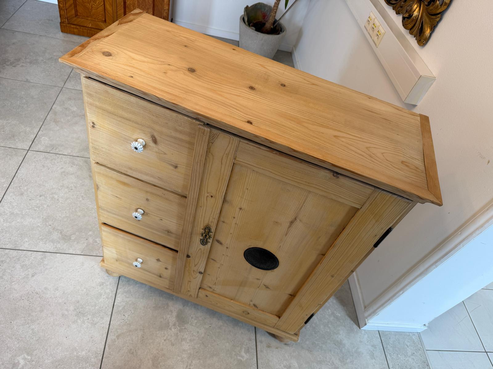 Bäuerlicher uriger Brotschrank Almerschrank Speiskasten Bauernkasten Antik D1202