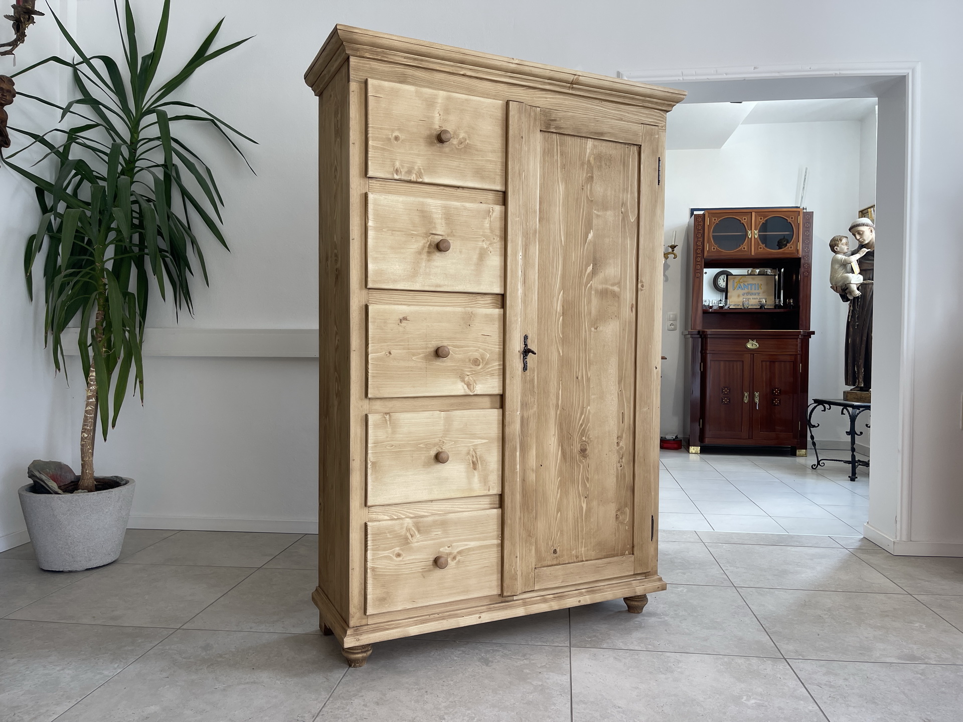 IMG_80142ADv2LWWw880K Antiker Brotschrank Almerschrank aus Weichholz mit Patina - Speiskasten A4389