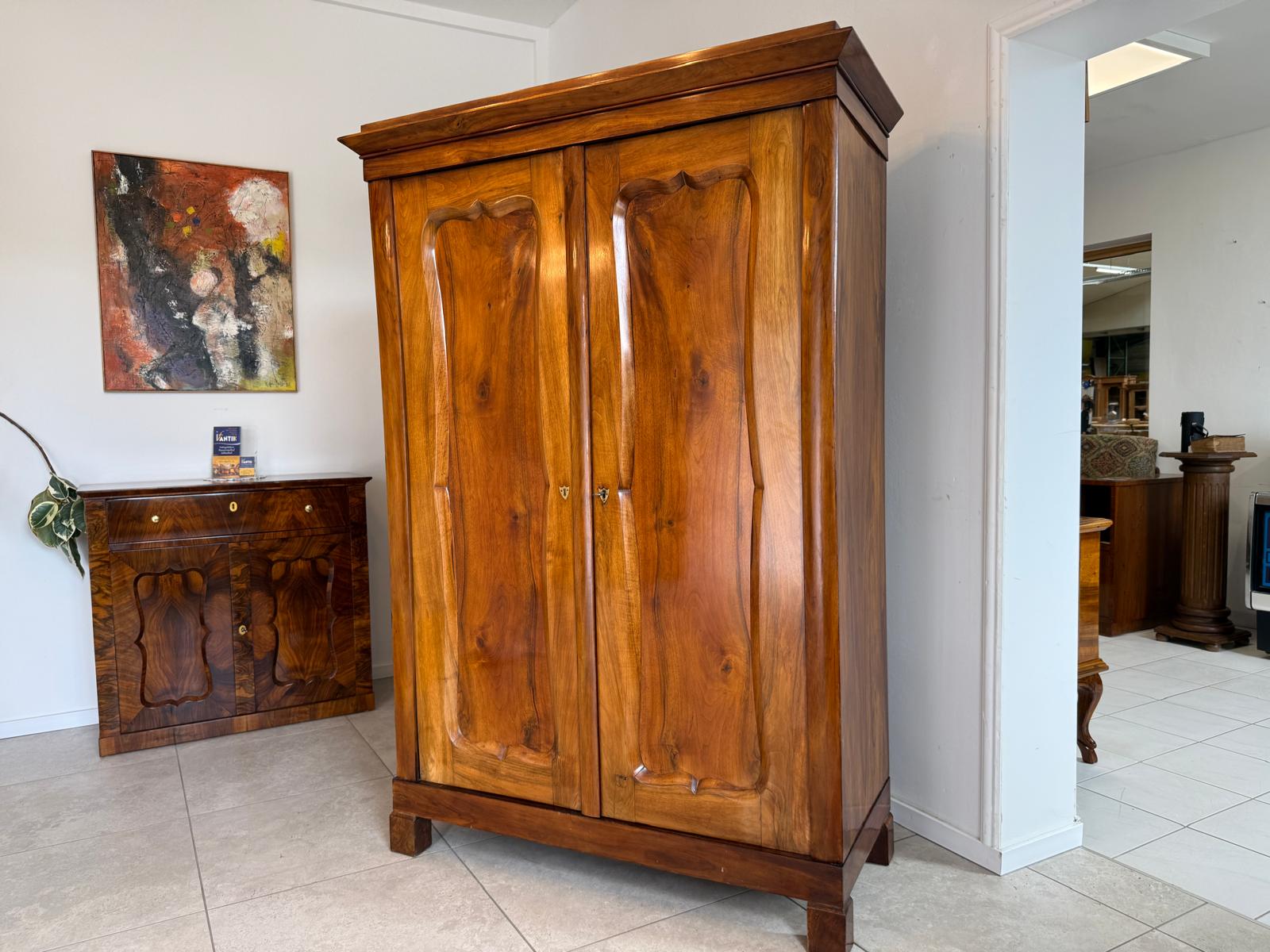 Originaler Biedermeier Schrank mit Nussholz-Furnier Kleiderstange D2467