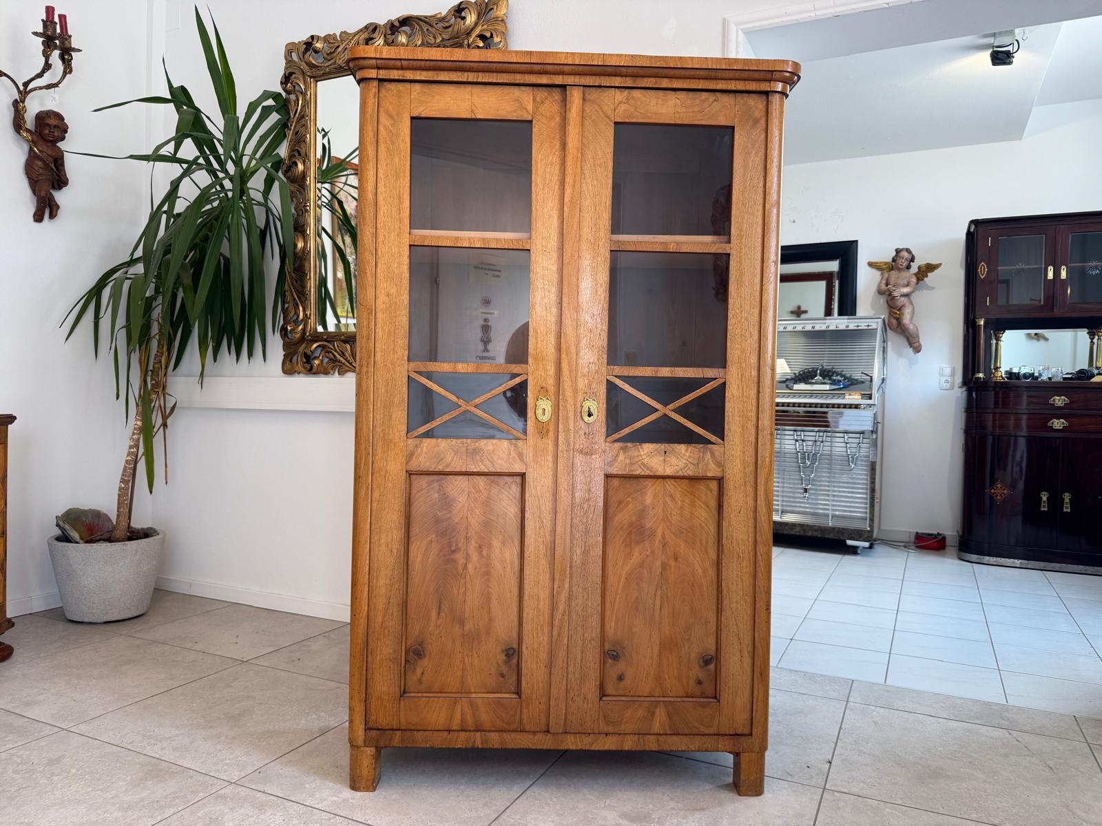 Biedermeier Vitrine Bücherschrank Nussholz Originalstück Antiquität D2655