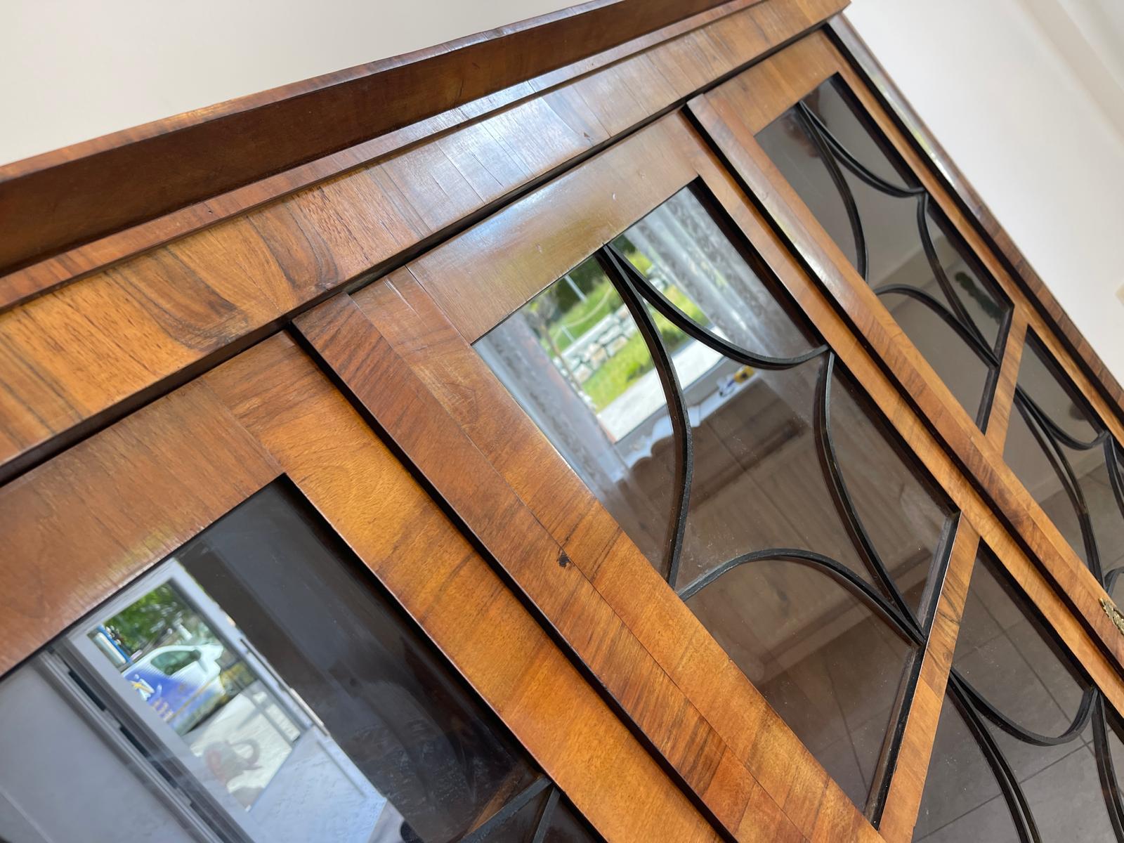 Biedermeier Vitrinenschrank Glasschrank Nussholz Kleiderschrank G1647
