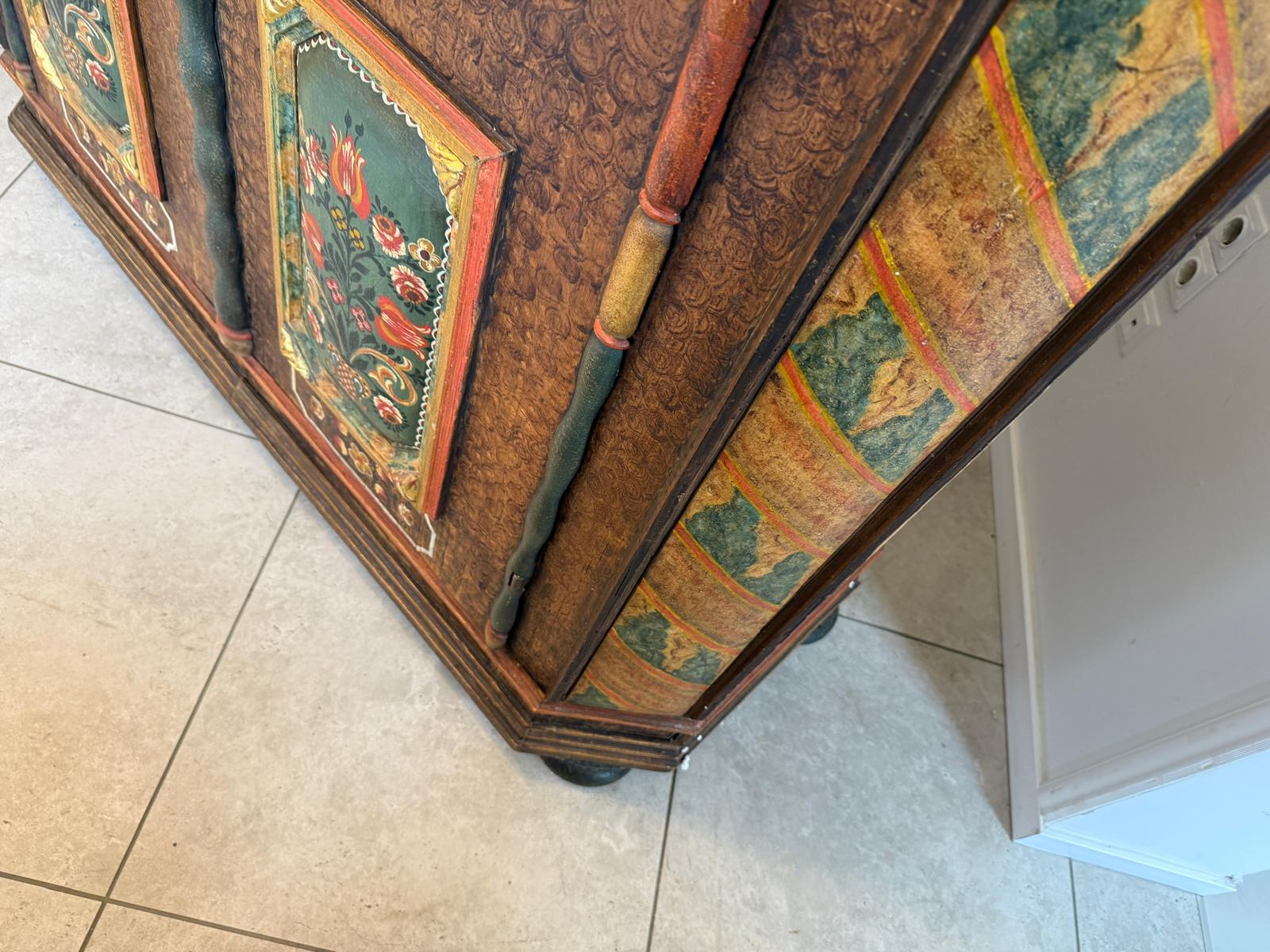 Handbemalter Bauernschrank mit Blumendekor, antiker Biedermeier Bauernkasten G2376