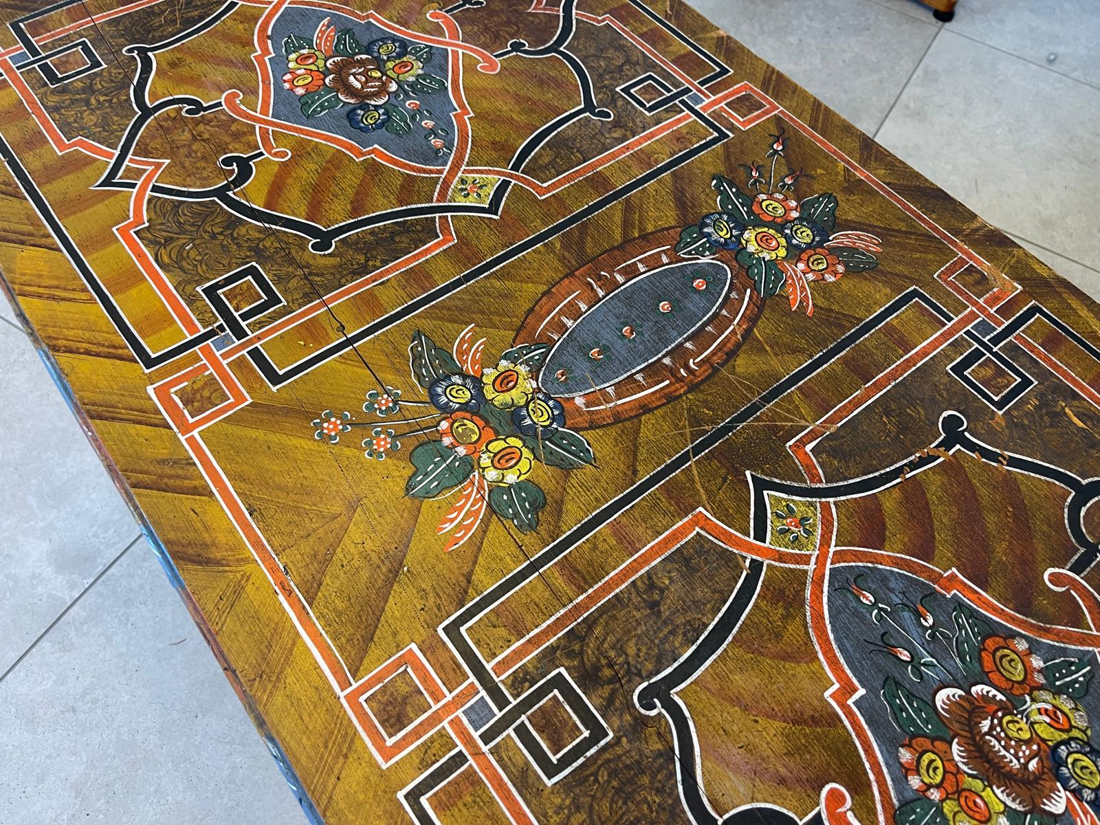 Urige gefasste bemalte Bauerntruhe mit Blumenmotiven G1270