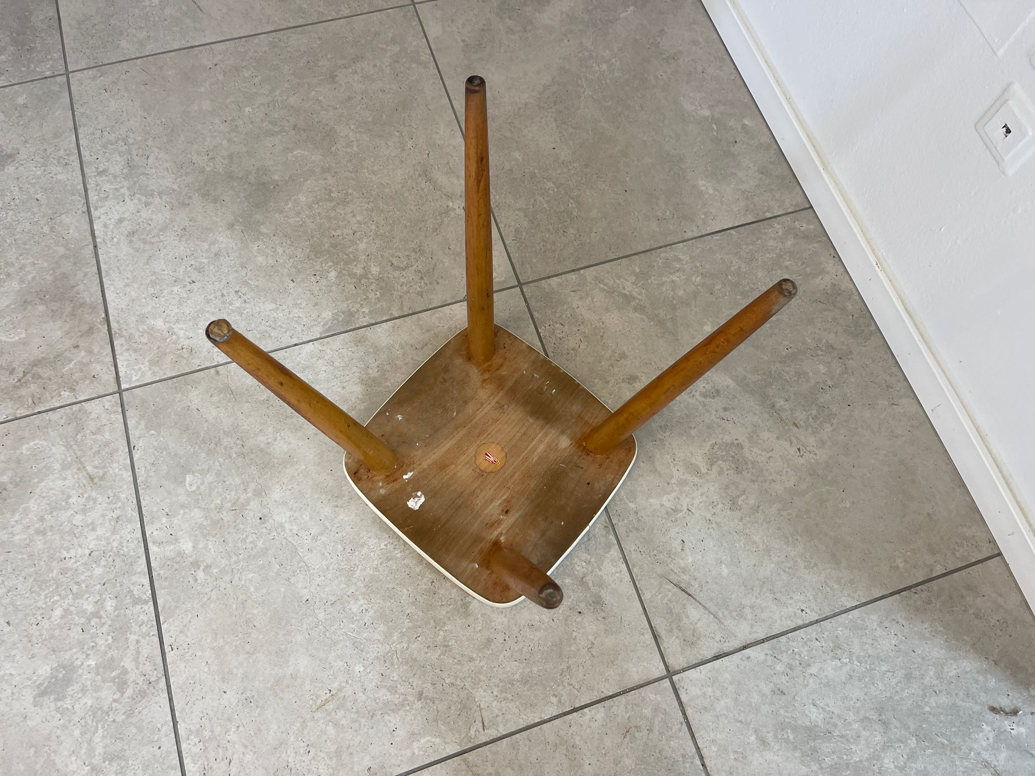 85f35fee-28ae-4f71-a8e0-2a0df7ab3eb5 50er Jahre massiv Hocker, Hocker, Dreibein Beistelltisch, Mid Century A4867