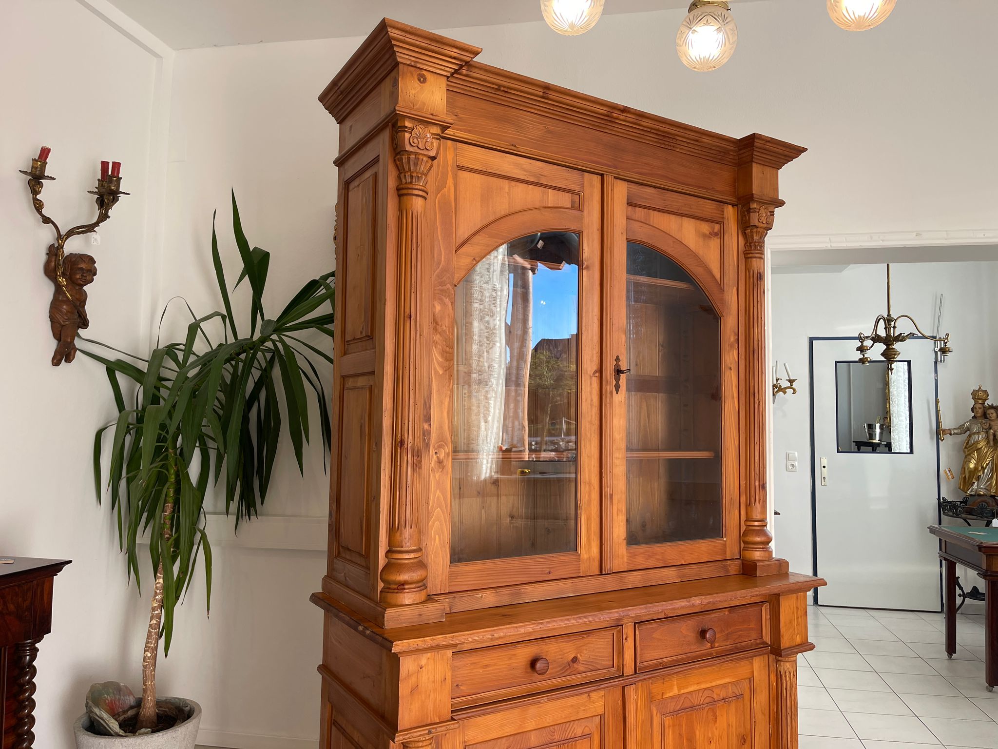 8e6e5262-1d02-4d88-a80f-f5b6fee05572 Bäuerlicher Vitrinenschrank Bücherschrank Bauernschrank A4984